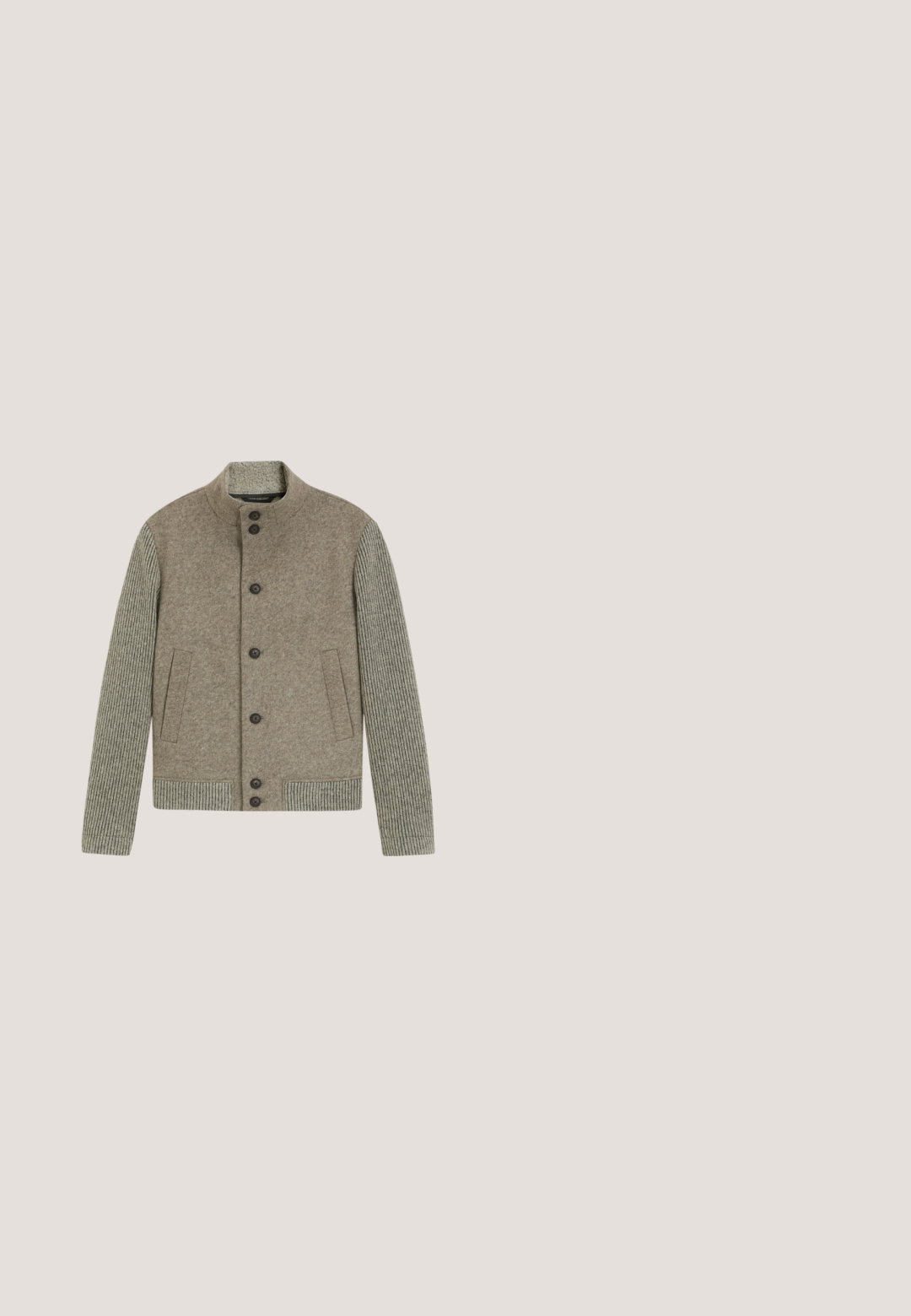 Chaqueta de cárdigan con botones con cuerpo de mezcla de lana en marrón claro y mangas largas de punto acanalado en gris.; Suéter de cuello alto marrón hecho de un suave material de punto. Presenta un cuello y puños acanalados, mangas largas y un ajuste relajado. Sin patrones visibles.; Polo de manga larga color marrón oscuro con tres botones y puños y dobladillo acanalados, mostrado sobre un fondo blanco liso.; Pantalones grises con plisados, fabricados en un tejido suave, que presentan un diseño de pierna recta, un cierre de un solo botón y bolsillos laterales inclinados.; Zapato marrón de cuero con cordones, puntera redondeada, superficie texturizada y suela de goma marrón en contraste, con ojales y costuras en tono dorado.; Maletín de cuero marrón oscuro con asas dobles y logotipo dorado "REISS" centrado cerca de la parte inferior, fotografiado sobre fondo blanco.