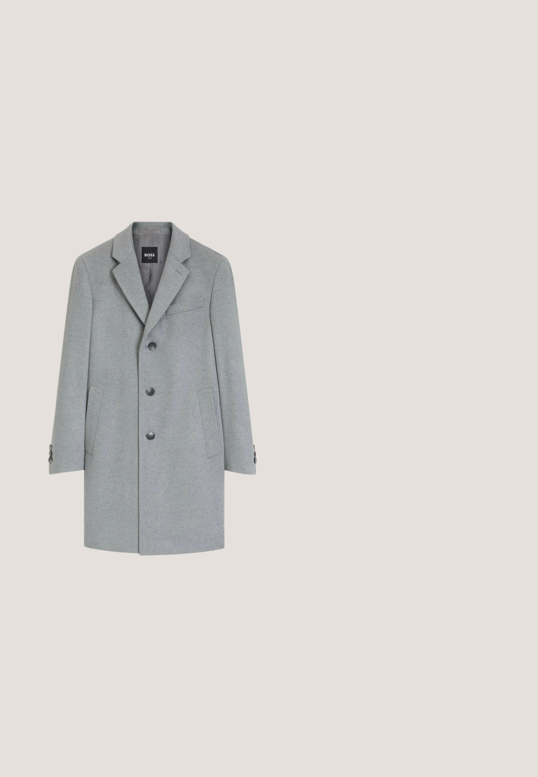 Abrigo de lana gris claro de un solo pecho con solapas con muesca, tres botones delanteros, dos bolsillos laterales y un bolsillo en el pecho.; Suéter gris de cuello alto hecho de un suave material de punto. Cuenta con un cuello, puños y dobladillo acanalados, con un corte relajado y una textura suave.; Camiseta de algodón blanca con cuello redondo y mangas cortas. Presenta un logo sutil en el pecho y una etiqueta lateral en el dobladillo.; Pantalones gris claro de pierna recta con botón y trabillas, mostrados de frente sobre un fondo blanco.; Bota Chelsea de gamuza negra con panel lateral elástico, lengüeta en la parte trasera y suela baja de goma.; Bolsa de aseo de cuero negro con cremallera superior y bolsillo frontal con cremallera, con asa de transporte lateral.