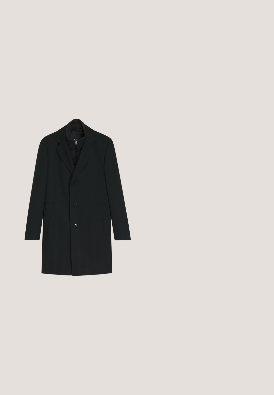 Abrigo negro hasta la rodilla con tres botones, cuello con solapa en muesca, bolsillos laterales y capa interior acolchada con cremallera visible en el escote.; Suéter negro de cuello alto hecho de material suave, con mangas largas y un cuello ajustado. Diseño minimalista sin patrones visibles.; Tela negra con un patrón texturizado tejido, que presenta un brillo sutil y una superficie suave, mostrando una costura vertical recta.; Mocasines de cuero negro con una suela gruesa y estriada. Presentan una puntera tipo mocasín cosida y una correa en la parte frontal. La marca es visible en el talón.; Gafas de sol cuadradas negras con lentes oscuros. Fabricadas en plástico, con laterales texturizados y un diseño minimalista. Detalles cerca de las bisagras.; Maletín Guess de patrón negro y gris con doble asa, correa de hombro desmontable y etiqueta rectangular para equipaje adjunta.