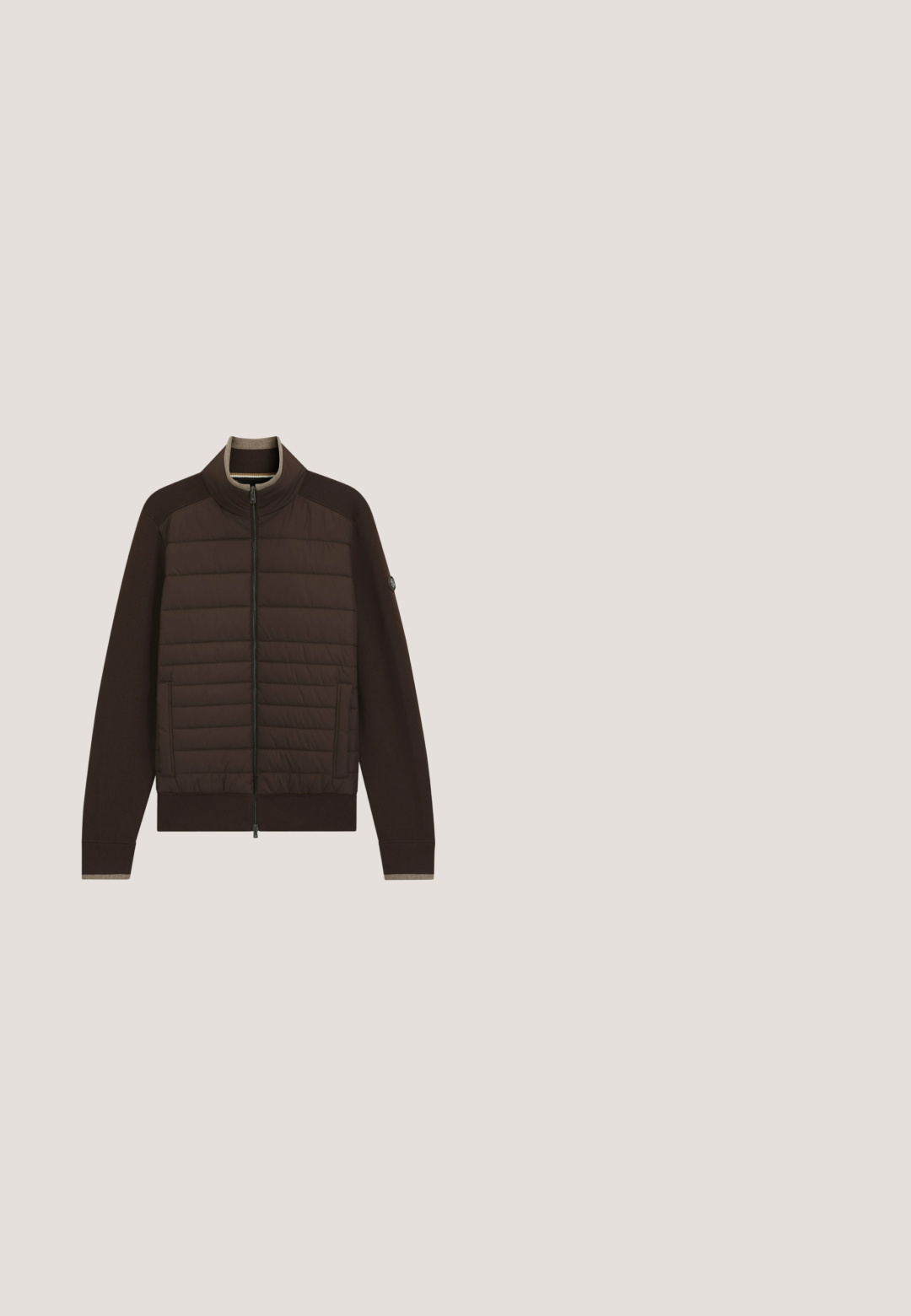 Chaqueta marrón acolchada con cremallera completa en la parte delantera, cuello alto, bolsillos laterales y puños y dobladillo acanalados, mostrada sobre fondo blanco.; Suéter de manga larga de color marrón oscuro con media cremallera en la parte delantera y cuello que presenta dos franjas de color claro sobre un fondo blanco.; Polo de punto marrón de manga corta con cuello y puños oscuros, tejido texturizado y escote con abertura.; Chinos beige con corte recto, hechos de suave tela de algodón, con cierre de cremallera y un único botón negro.; Botín de cuero marrón oscuro con puntera redondeada, tacón bajo, tira para tirar en la parte trasera y acabado texturizado liso en la parte superior.; Bolsa de lona marrón de cuero con dos asas, una correa de hombro negra ajustable y un pequeño logo "BOSS" en el centro frontal.