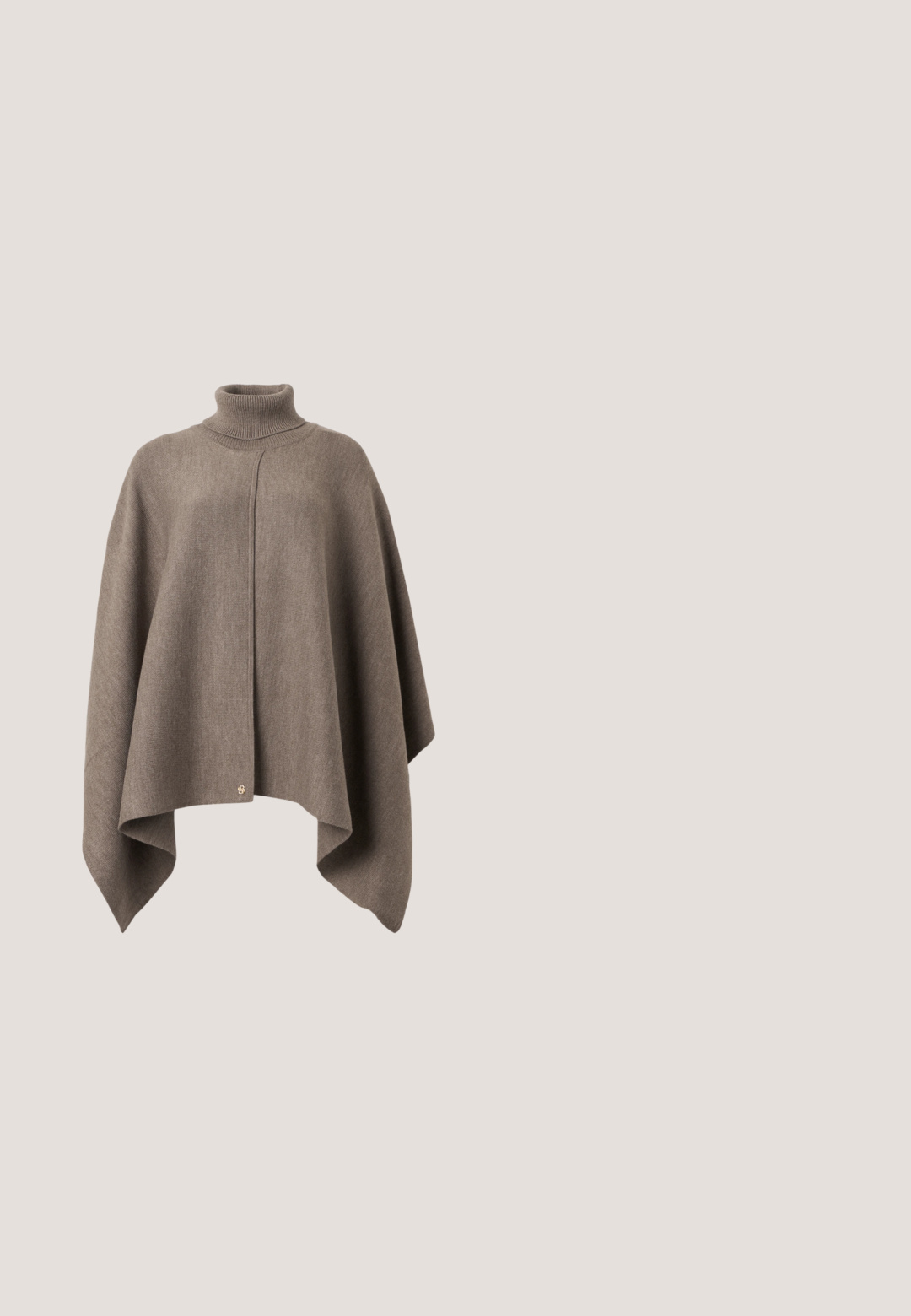 Poncho en laine taupe marron avec col haut et ourlet asymétrique, suspendu sur un fond blanc.; Chemise beige à manches longues avec col pointu et boutons cachés sur le devant, présentée sur un fond clair uni.; Pantalon beige à jambes larges en tissu texturé, avec une couture frontale et une taille simple sans ornements.; Escarpins slingback couleur fauve avec embout pointu noir, côtés découpés et talon bloc de hauteur moyenne. Matière en cuir lisse.; Sac à main en cuir marron avec deux poignées et une bandoulière réglable, avec des ferrures dorées et le logo Furla sur le devant.; Bracelet en or et boucles d'oreilles assorties à clou avec des motifs de papillon ornés de petits cristaux clairs sur fond blanc.