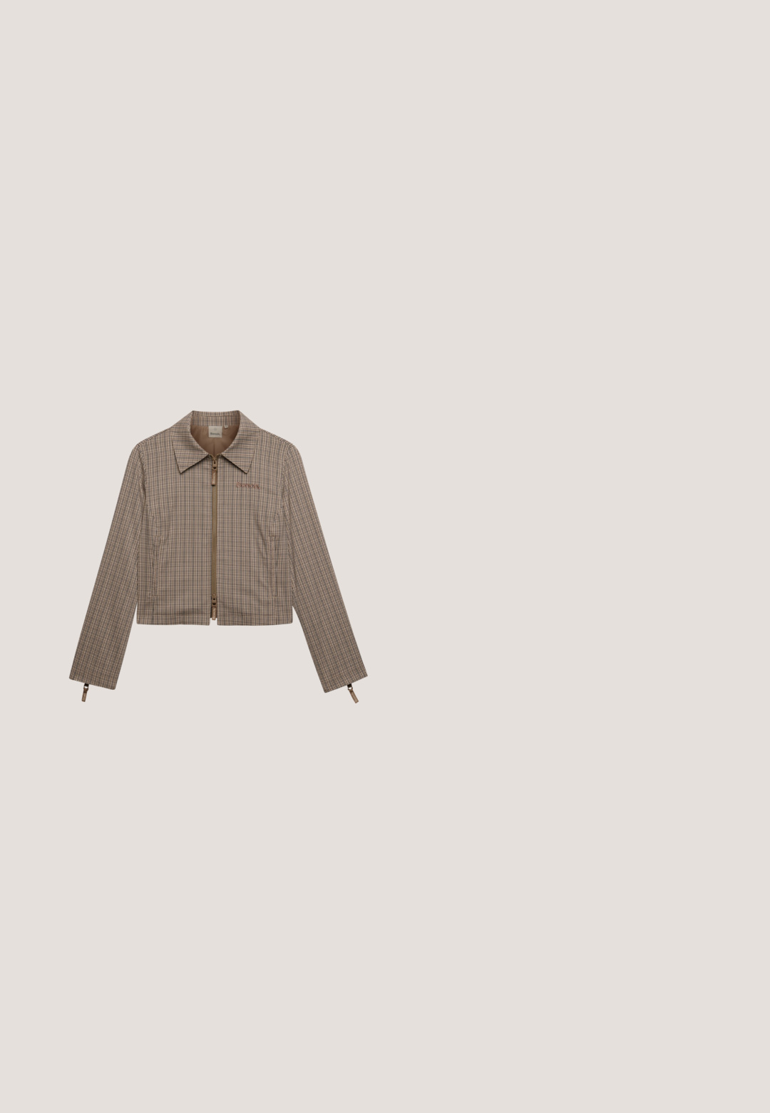 Brun og beige ternet kort jakke med krave, lynlås foran, lynlåsdetaile på ærmerne og et diskret broderet logo på brystet.; Beige off-shoulder kjole med snørelukning bagpå, der har lange ærmer i hvid mesh og et stort trykt nummer "5" udsmykket med nitter.; Mørkebrun læder slasket midtskalsstøvle med spids tå og blokhæle på hvid baggrund.; Brune gennemsigtige ovale solbriller med tonede linser og slanke arme placeret mod en hvid baggrund.; Brun skuldertaske i læder med justerbar strop, frontlommer med spænder og sidelommer med lynlås på hvid baggrund.; Flettet pandebånd med blåt og brunt stof, små dekorative perler og bundne ender med løsthængende tråde.