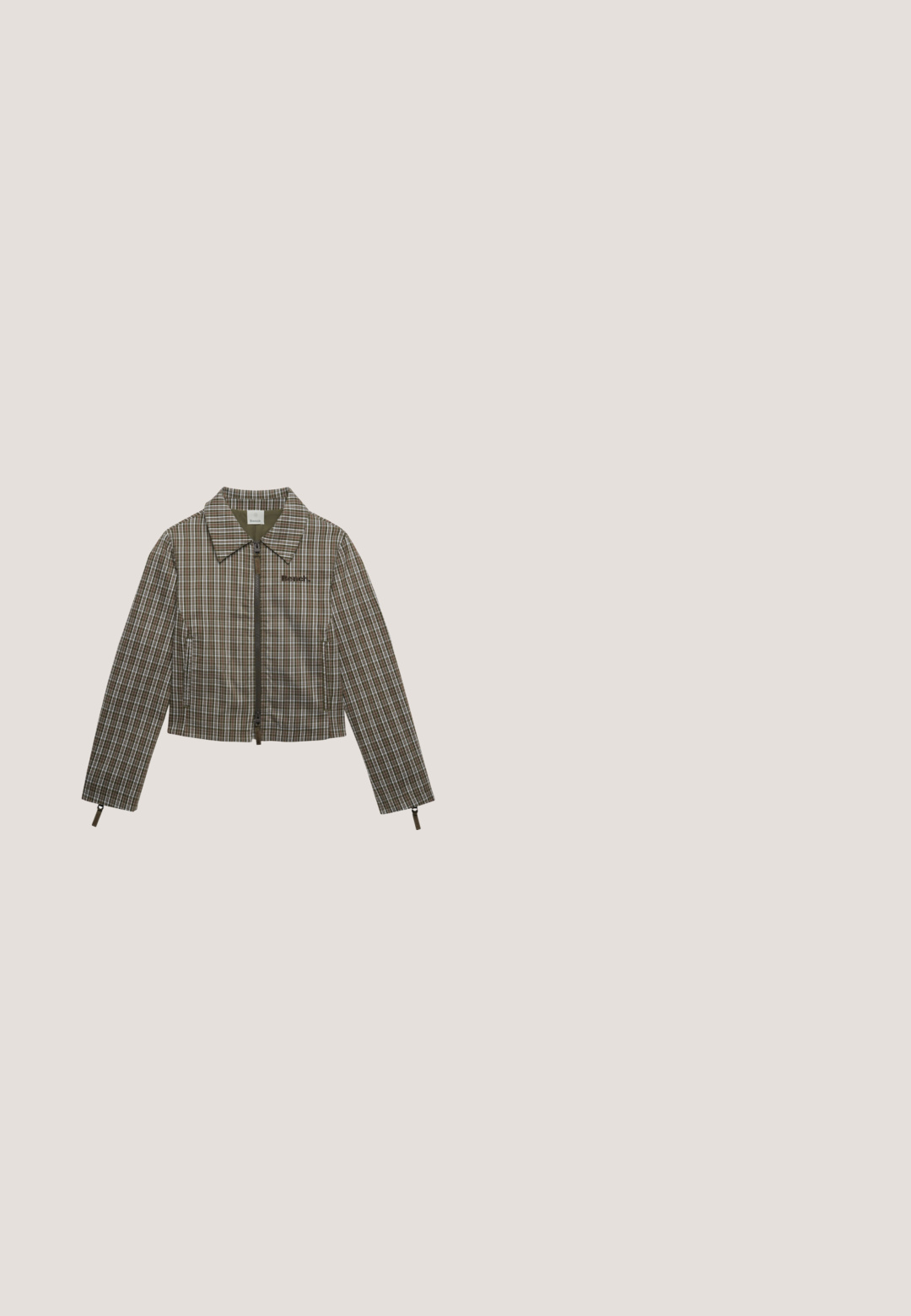 Veste courte à carreaux marron et blanc avec manches longues, col, fermeture éclair devant et logo "Bench" sur la poitrine.; T-shirt gris clair à manches longues, encolure dégagée, patte de boutonnage sur le devant et manches trois-quarts, posé à plat sur un fond uni.; Short en jean bleu foncé avec poches avant, passants de ceinture et fermeture par bouton, posé à plat sur fond blanc.; Paire de bottes mi-mollet en cuir marron avec semelles épaisses noires, brides latérales avec boucles et rivets métalliques, et bouts carrés.; Lunettes de soleil en écaille de tortue marron avec une forme rectangulaire, des verres teintés gris et une finition brillante. Présentent le logo Ray-Ban sur la branche.; Sac à main en cuir marron foncé avec deux poignées, poches zippées verticales et clous dorés décoratifs sur un fond uni.