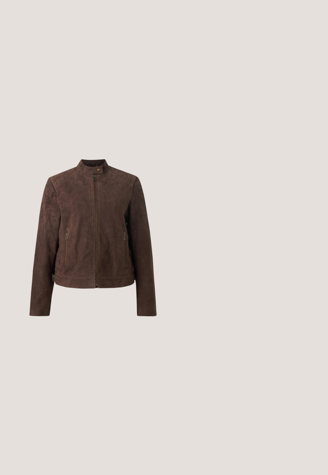 Veste en daim marron avec fermeture éclair à l'avant, poches latérales zippées, détails matelassés aux épaules et col à boutons-pression sur fond uni.; Polo à manches courtes rose clair avec col, ourlet et poignets côtelés, et un petit logo embossé sur la poitrine.; Jean bleu taille haute à jambes larges avec bouton et fermeture éclair à l'avant, poches avant et arrière, et détails délavés sur les cuisses et les genoux.; Baskets avec une tige en cuir crème, des accents en suède marron, des lacets marron et un contrefort de talon noir. Dotées d'une semelle en caoutchouc texturée.; Sac à main en daim marron avec deux anses, une bandoulière amovible et des pampilles décoratives en daim, présenté sur un fond uni.; Paire de boucles d'oreilles créoles en or avec des accents rectangulaires argentés verticaux autour de la surface extérieure sur un fond blanc.
