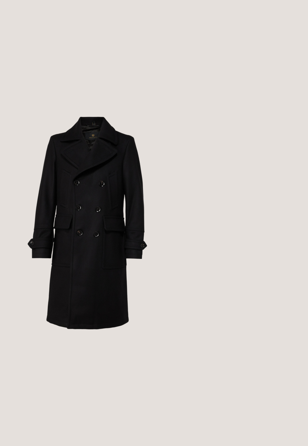 Belstaff MILFORD COAT - Klassisk frakke - black; Sort langærmet rullekrave med ribstrikket krave, manchetter og kant, vist på en ensartet lys baggrund.; Sorte skræddersyede bukser med en slim fit, der har sidelommer og en glat tekstur. Kanten er afsluttet med en ren søm.; Sorte læder loafers med en rund tå, der har guld hardware accent og syningsdetaljer, placeret på en lav, tekstureret gummisål.; Solbriller med grå linser og en metalramme. Har en kantet form og tynde arme med subtile detaljer. Ingen fremtrædende udsmykninger.; Sort lædermappe med to håndtag, aftagelig skulderrem og et lille hængende mærke på en hvid baggrund.
