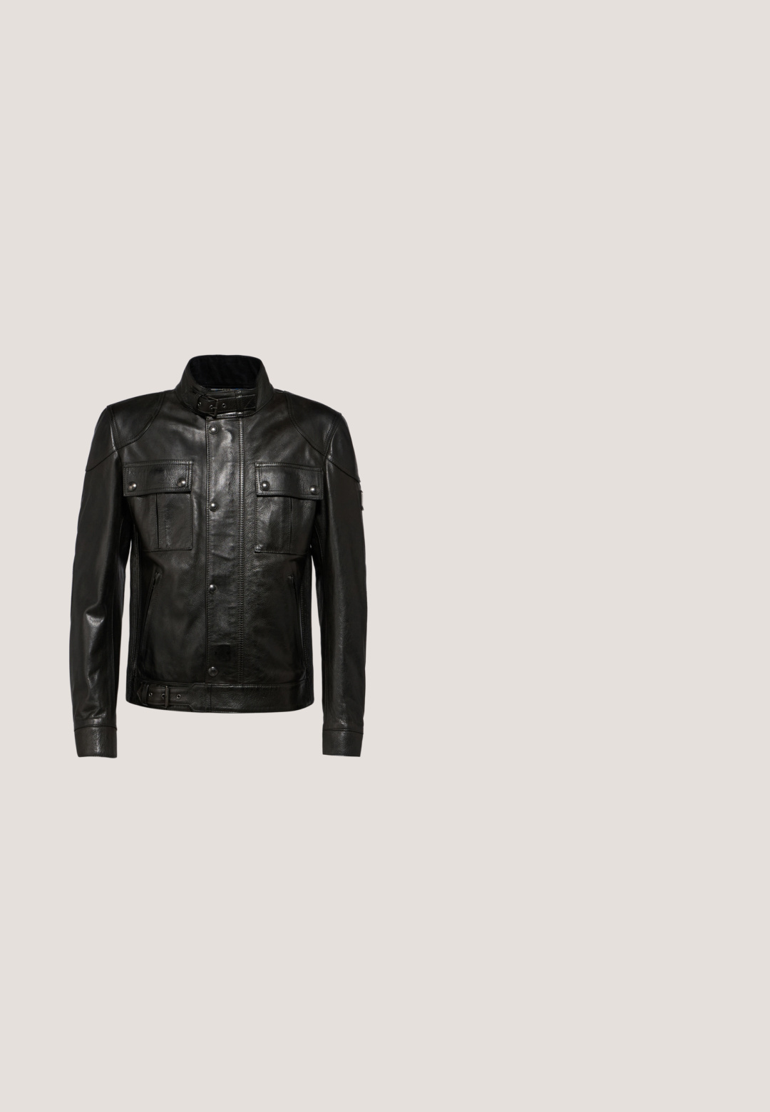 Chaqueta de cuero negra con cuello, dos bolsillos frontales y costuras detalladas. Cuenta con un cierre lateral y cinturón ajustable en la cintura.; Camiseta de algodón negra con cuello redondo, mangas cortas y sutil logotipo "BOSS" en relieve en el centro. Diseño simple y minimalista.; Pantalones cortos negros hasta la rodilla con bolsillos laterales con cremallera y cierre de botón en la cintura, exhibidos sobre un fondo blanco liso.; Bota negra de cuero hasta el tobillo con tacón bajo, cremallera lateral y pequeño logo "HUGO" cerca de la parte superior sobre un fondo liso y claro.; Gafas de sol rectangulares negras con lentes oscuras y varillas finas, mostradas sobre una superficie blanca inclinada hacia la derecha.; Bolsa de viaje rectangular negra con asas dobles, correa de hombro ajustable, bolsillo delantero con cremallera y pequeño logo "BOSS" en la parte frontal.