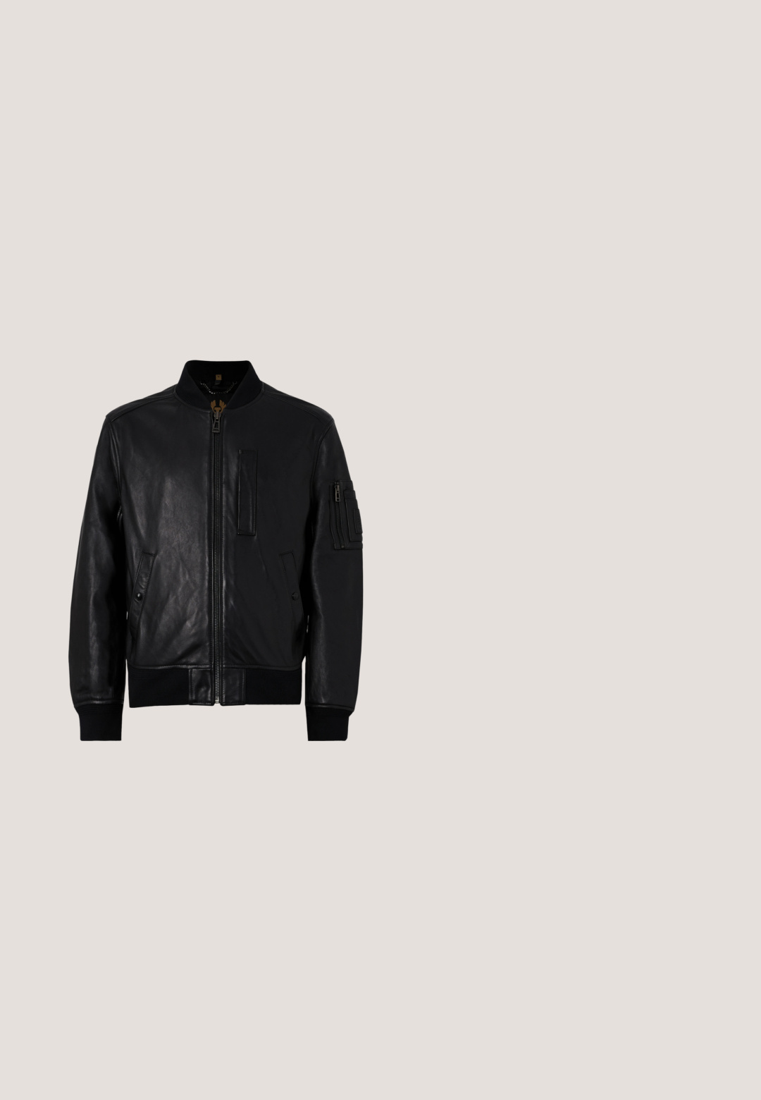 Chaqueta bomber de piel negra con cierre de cremallera en la parte frontal, puños y dobladillo acanalados. Cuenta con bolsillos laterales y un bolsillo de parche en la manga izquierda.; Camiseta negra de manga corta hecha de algodón con un cuello redondo y un corte holgado. Textura suave, sin patrones ni logotipos visibles.; Pantalones de pana verde oliva con un corte relajado, que presentan pliegues, una cintura elástica y piernas entalladas. Tejido texturizado con costillas verticales.; Mocasín de cuero negro con suela de goma gruesa, empeine cosido y nombre de la marca en relieve en el talón, mostrado en perfil lateral sobre fondo blanco.; BOSS Gafas de sol - black; Pulsera de cadena metálica en plata con un centro rectangular plano y pulido grabado con "Calvin Klein". Presenta un diseño de cadena entrelazada texturizada.