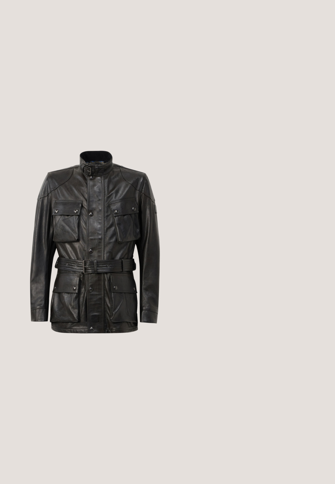 Chaqueta de cuero negra con cuello alto, frente abotonado, dos bolsillos en el pecho, cintura ceñida con cinturón y acabado texturizado. Presenta acentos de herrajes metálicos.; Camiseta de algodón negra de mangas cortas, con un gráfico frontal de una estatua y la palabra "REPENT" en letras gruesas de color gris.; Jeans de mezclilla negra con un ajuste slim, que presentan detalles desgastados, desgarros y áreas desvaídas. Diseño estándar de cinco bolsillos con cierre de botón metálico.; Botín de cuero negro con punta redonda, diseño con cordones y ojales de metal. Cuenta con una suela texturizada y una lengüeta en el talón para facilitar su uso.; Collar grueso de cadena de color plateado y pulsera a juego con eslabones entrelazados y cierres de caja sobre un fondo blanco.; Cinturón de cuero negro con hebilla rectangular plateada y patrones florales en relieve a lo largo de la correa, colocado sobre un fondo blanco.