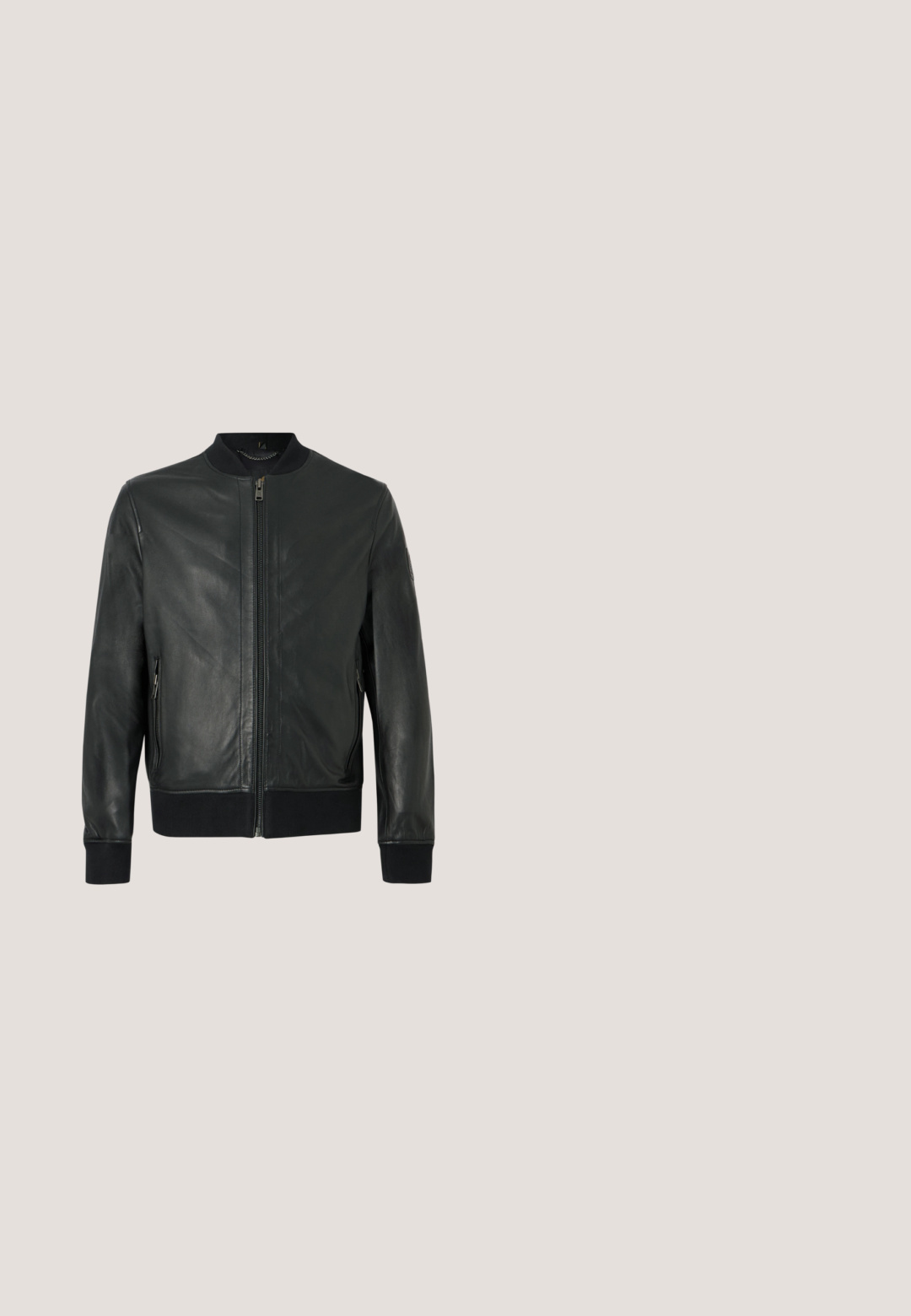 Veste aviateur en cuir noir avec fermeture éclair frontale, col, poignets et ourlet côtelés, dotée de poches latérales zippées et d'une finition lisse.; Pull en maille taupe à manches longues avec col à fermeture éclair quart de zip et poignets et ourlet côtelés, présenté sur fond blanc.; Chemise noire à manches longues en tissu lisse, avec un devant à boutons, un col classique et un ourlet arrondi sans motifs ni accents visibles.; Jean en denim noir avec une coupe droite, style cinq poches, accessoires en métal argenté et détails de couture visibles. Texture lisse sur l'ensemble.; Baskets en cuir blanc avec bandeau noir, bout rond, fermeture à lacets, panneau texturé et semelle en caoutchouc plate.; Petit sac bandoulière taupe avec sangle réglable et poche à rabat avant ornée d'un logo crocodile argenté.