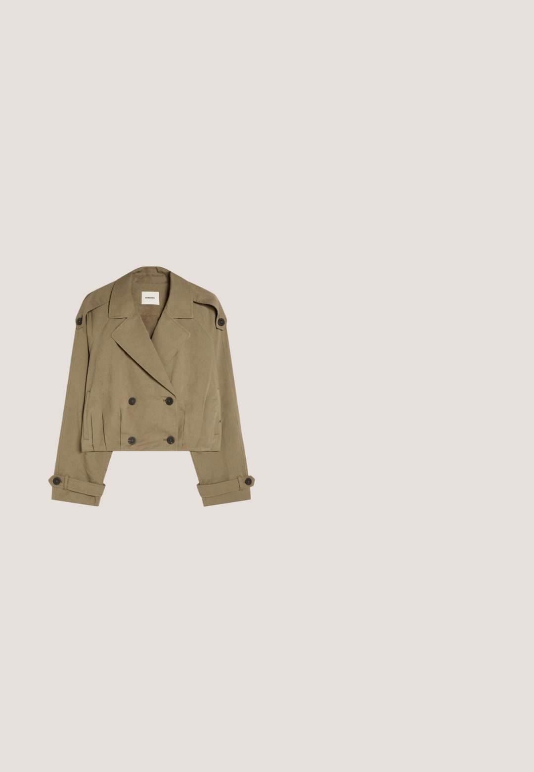 Beige cropped double-breasted jas met brede kraag, geknoopte schouderepauletten en manchettenbandjes, plat gelegd op witte achtergrond.; T-shirt met korte mouwen met horizontale zwarte en olijfgroene strepen op een witte achtergrond en een ronde halslijn.; Witte denim jeans met een rechte pijpdesign, voorzien van voorkruiden en metalen knoopaccenten. Gladde textuur met minimale stikdetails.; Low-top sneaker met zwart-wit koeienprint, donkerbruine strepen, zwarte veters en een rubberen zool, weergegeven vanaf de zijkant op een witte achtergrond.; Rechthoekige bruine suède schoudertas met een smalle verstelbare band en ritssluiting langs de bovenrand.; Zilveren kettingarmband met een kreeftsluiting en verstelbare verlengkettinkje op een witte achtergrond.
