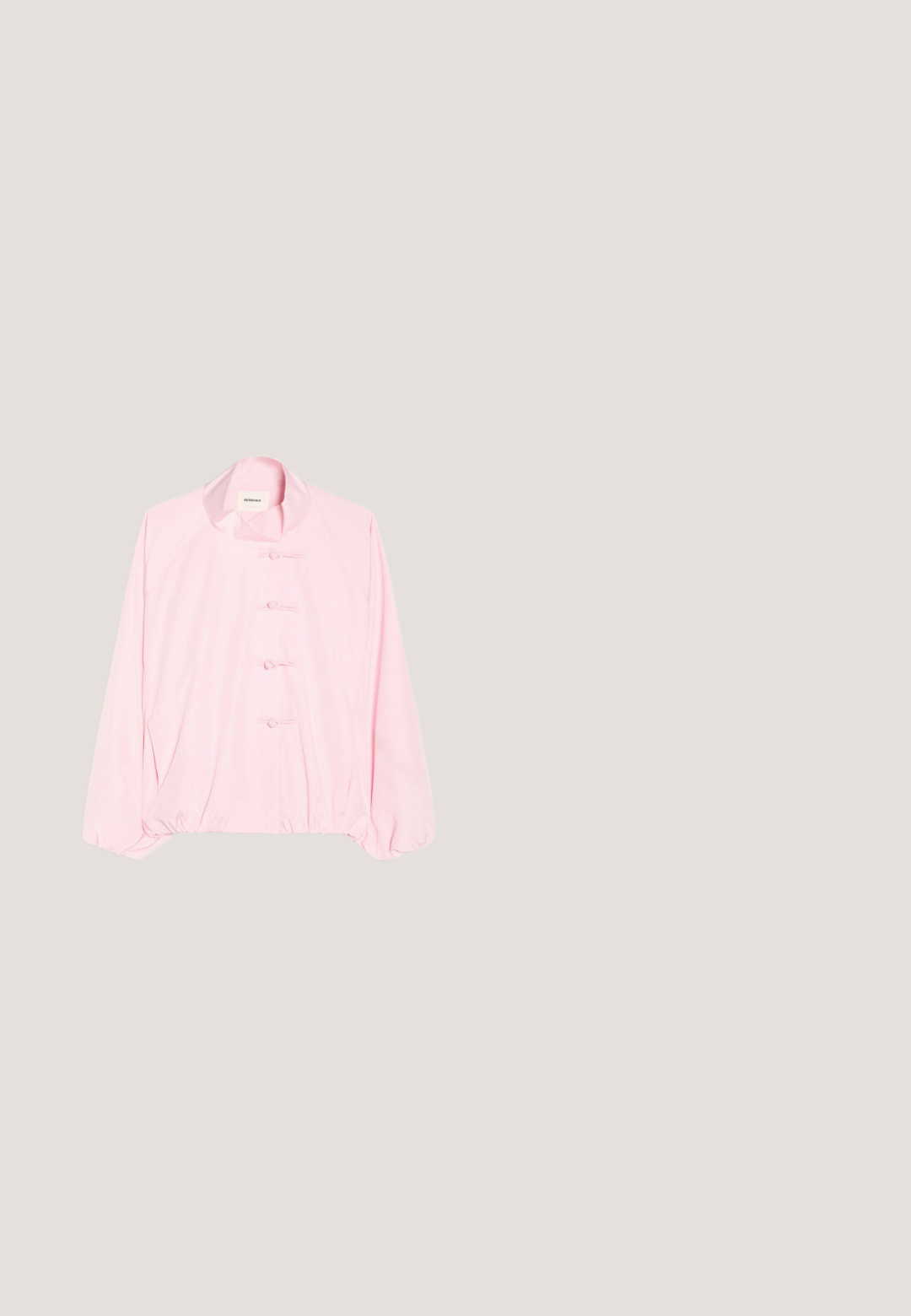 Veste rose clair à manches longues avec un col montant et quatre fermetures à boutons noués en tissu sur le devant.; T-shirt à manches courtes de couleur rose fuchsia vif avec un col rond, une coupe simple et ajustée, et une petite étiquette de marque à l'intérieur du col.; Mini-jupe noire avec une texture lisse, ornée de rubans croisés blancs sur le côté gauche. Design simple avec une coupe droite.; Botte en cuir noire mi-mollet avec quatre boucles argentées réglables sur le côté extérieur et un petit talon empilé.; Lunettes de soleil ovales noires avec monture épaisse et verres foncés, présentées sur un fond blanc uni.; Sac à main en cuir noir avec double poignée, poche zippée avant et détails en anneaux métalliques argentés sur fond blanc.