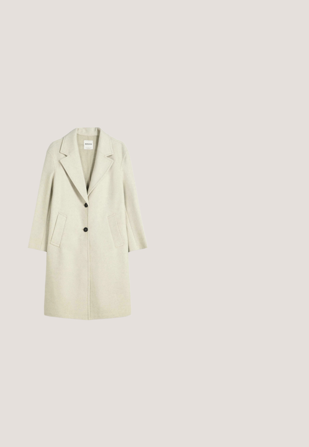 Manteau beige clair avec un revers en pointe, deux poches avant et deux boutons noirs. Confectionné en tissu texturé, présentant une silhouette mi-longue.; Cardigan court gris clair en tricot doux avec des manches longues, un col rond et six boutons métalliques sur le devant.; Chemise gris clair à manches longues avec col rond, coupe ajustée et sans motifs ou logos visibles, posée à plat sur un fond blanc.; Pantalons larges beiges en tissu doux, avec des plis avant marqués et une taille haute cintrée, sans poches visibles.; Pantoufle en suède marron avec une doublure en peau de mouton crème et un bout arrondi. Présente le logo UGG noir sur le côté et une semelle plate.; Sac à épaule en cuir taupe avec une fine bandoulière et le logo doré "Lancaster Paris" centré sur le devant.