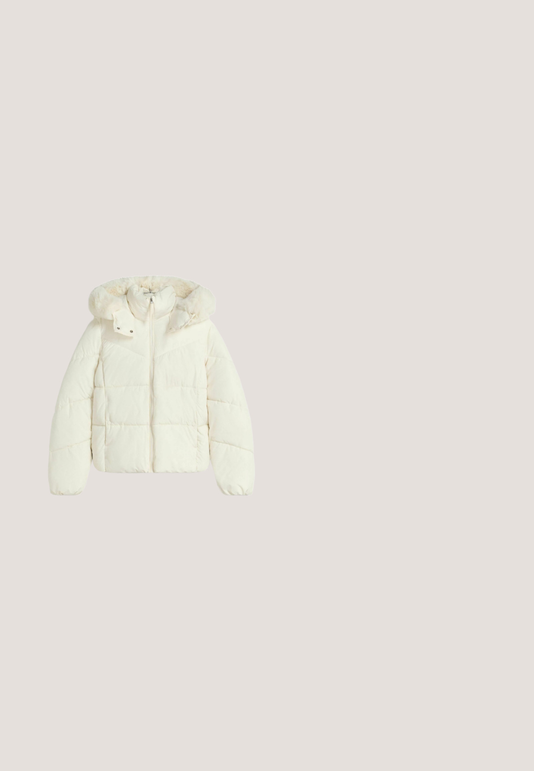 Cremefarvet pufferjakke med lynlås foran og en fluffy pelsforet hætte, designet til varme og vinterbrug.; Fleece-pullover i cremefarvet med høj krave, halv-knaplukning, fremhævet med gule syninger og store sidelommer. Blød tekstur.; Hvid langærmet top med høj hals, der har et diagonalt sømdesign og en cropped kant. Blødt stof med en glat tekstur.; Fleecebukser i cremefarve med en blød tekstur, der har en sort justerbar talje og lynlåslommer foran.; Hvide vandtætte vinterstøvler med en polstret overdel, tekstureret design, justerbare snørebånd og en robust gummisål for godt fæste.; Hvid taske i imiteret pels med afrundede, dobbelte top-håndtag og en blød, tekstureret overflade. Har et rummeligt indre og et sømløst design.