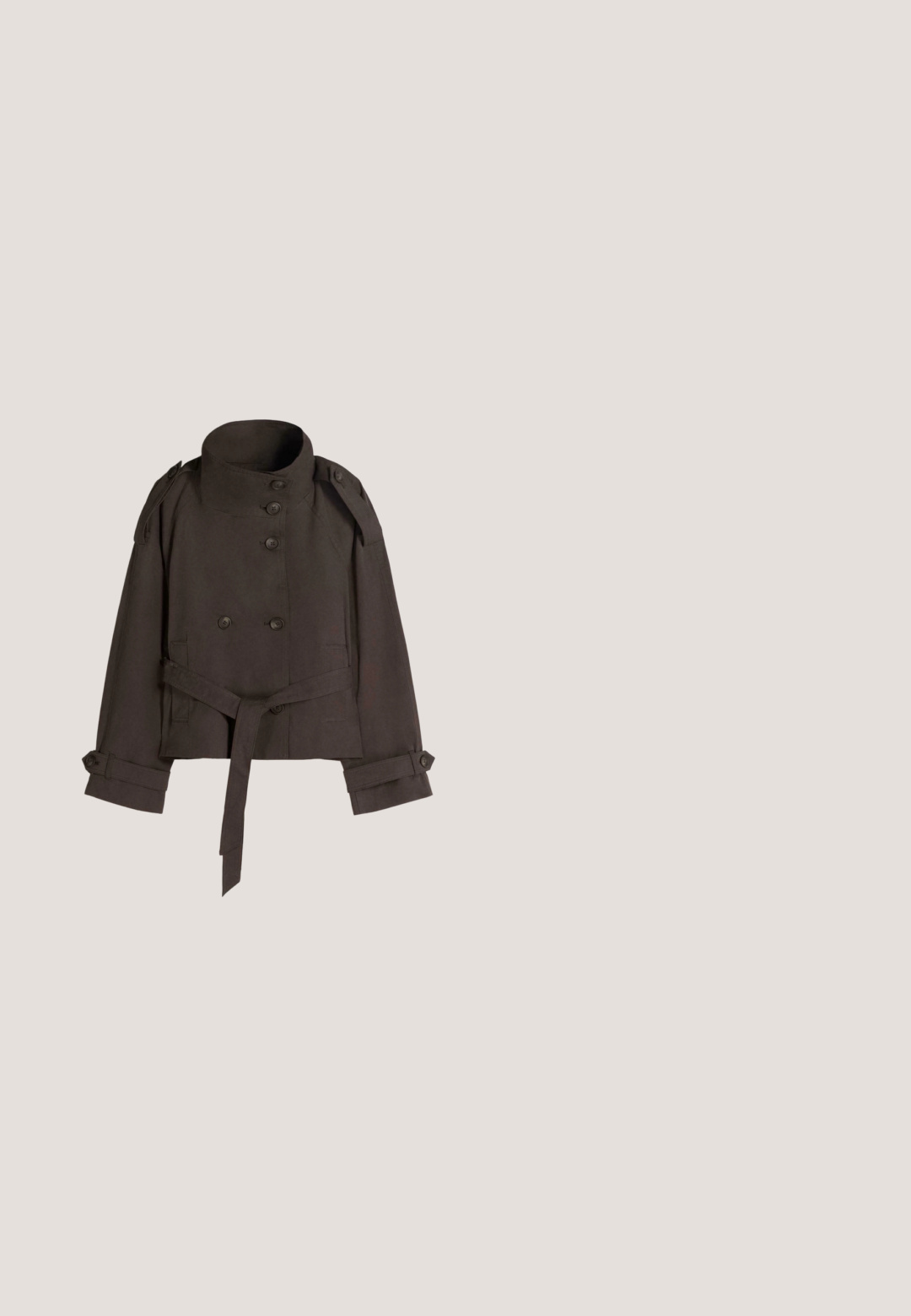 Trench-coat marron coupé court avec col montant, fermeture à double boutonnage, ceinture à la taille et poignets boutonnés. Tissu lisse avec une texture minimale.; Robe noire à manches longues avec col montant froncé et poignets, coupe ample, tissu fluide tombant sur un fond blanc.; Botte en cuir brun montant jusqu'au genou, avec un bout pointu et un talon effilé. Texture lisse avec un design élégant et minimaliste.; Lunettes de soleil œil de chat bourgogne avec des verres foncés, monture en plastique lisse et accents dorés sur les côtés. Design stylé et angulaire.; Sac à main en cuir brun foncé avec poignée tressée et détail décoratif en nœud doré sur la sangle avant, présenté sur un fond blanc.; Grand chouchou en satin marron foncé avec tissu froncé et petit anneau décoratif doré au centre sur fond blanc.