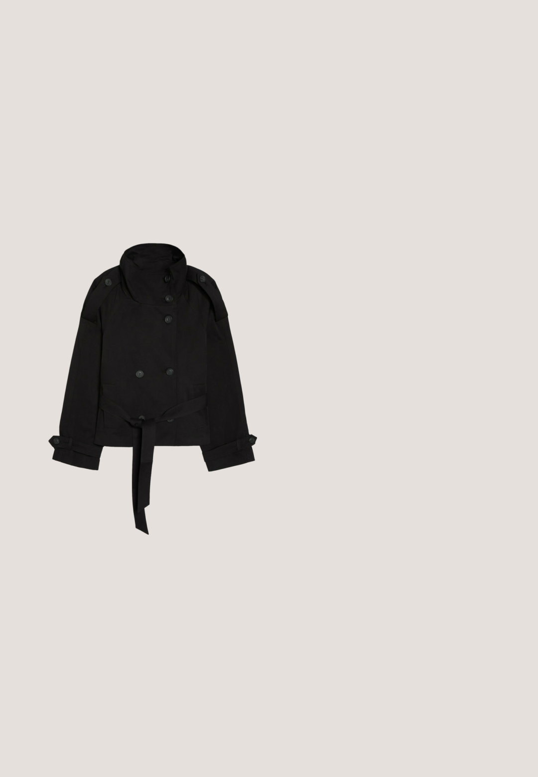 Zwarte double-breasted trenchcoat met knopen, hoge kraag, ceintuur in de taille en manchetten met knopen, plat neergelegd op een witte achtergrond.; Zwarte cardigan met een v-hals, gemaakt van een gladde stof. Bevat zes knopen aan de voorkant en ribgebreide manchetten en zoom.; Zwart shirt met lange mouwen gemaakt van zachte stof. Heeft een ronde halslijn en een rechte snit zonder zichtbare patronen of accenten.; Zwarte wijde pantalon gemaakt van zachte, rekbare stof. Elastische tailleband met zakken aan de zijkanten. Strakke lijnen en een gladde textuur.; Zwarte leren enkellaarzen met spitse neus, elastisch zijpaneel, lage hak en trekband aan de achterkant, zijaanzicht op witte achtergrond.; Zwarte leren tote bag met een gladde textuur, twee lange handvatten en een open bovenkant. Beschikt over een minimalistisch ontwerp zonder zichtbare hardware of patronen.