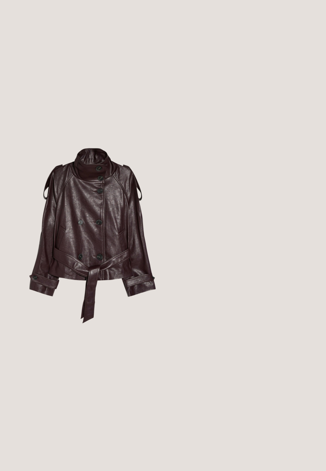 Dunkelbraune Lederjacke mit hohem Kragen, zweireihigen schwarzen Knöpfen, Gürtel in der Taille und geknöpften Riemen an den Manschetten und Schultern.; Bordeauxfarbener, strukturiertes Sweater mit langen Raglanärmeln und einem hohen, gewellten Halsausschnitt, der eine kleine Öffnung im Rücken hat.; Braune weit geschnittene Shorts aus Kunstleder mit vorderen Taschen, Gürtelschlaufen und einem Knopfverschluss.; Bordeauxfarbene Leder-Stiefel bis zum Knie mit einer verjüngten Spitze, dekorativer Naht und einem seitlichen Reißverschluss. Merkmale einen niedrigen, schlanken Absatz.; Quadratisch geformte, dunkelburgunderfarbene Sonnenbrille mit dicken Rahmen und getönten Gläsern auf einem schlichten hellen Hintergrund.; Burgunderfarbene Lederhandtasche mit zwei runden Griffen, abgerundeten Kanten, Reißverschluss und einem dekorativen Anhänger. Glatte Textur.