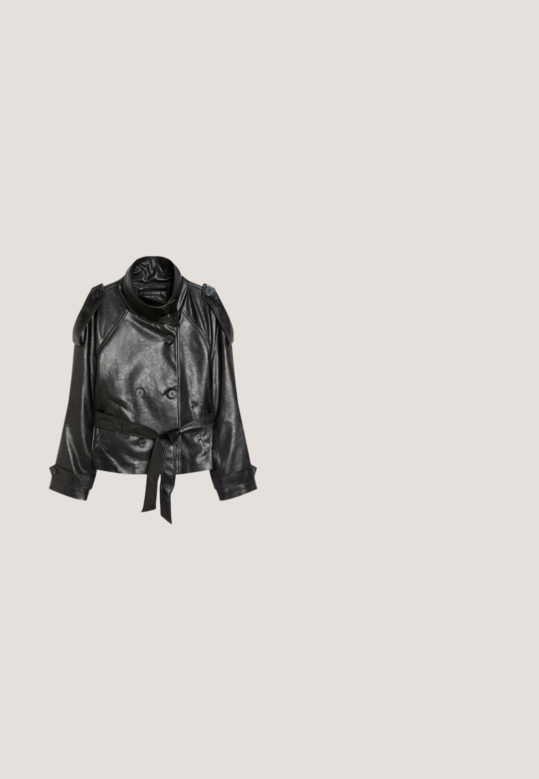 Sort læderjakke med dobbeltradet design, knappedetaljer, bælte i taljen, skulderepauletter og brede revers. Glat tekstur.; Sort langærmet top med off-shoulder udskæring og detaljer med rynket side. Fremstillet af blødt stof og har en strømlinet silhuet.; Knæhøje sorte læderstøvler med et struktureret mønster, spids tå og stilettohæl. Den slouchy design fremhæver den overordnede silhuet.; Sorte rektangulære solbriller med røde tonede linser, der har teksturerede sidearme og en blank overflade. Ingen synlig branding foran.; Sort skuldertaske i læder med sølvkæde og vedhæng i form af stjerne, hjerte og figur, med hvid broderet kursiv tekst på forsiden.; Rhinestone halskæde med en sølv kæde, der har et bue-design i centeret og to tåreformede accenter hængende ned.