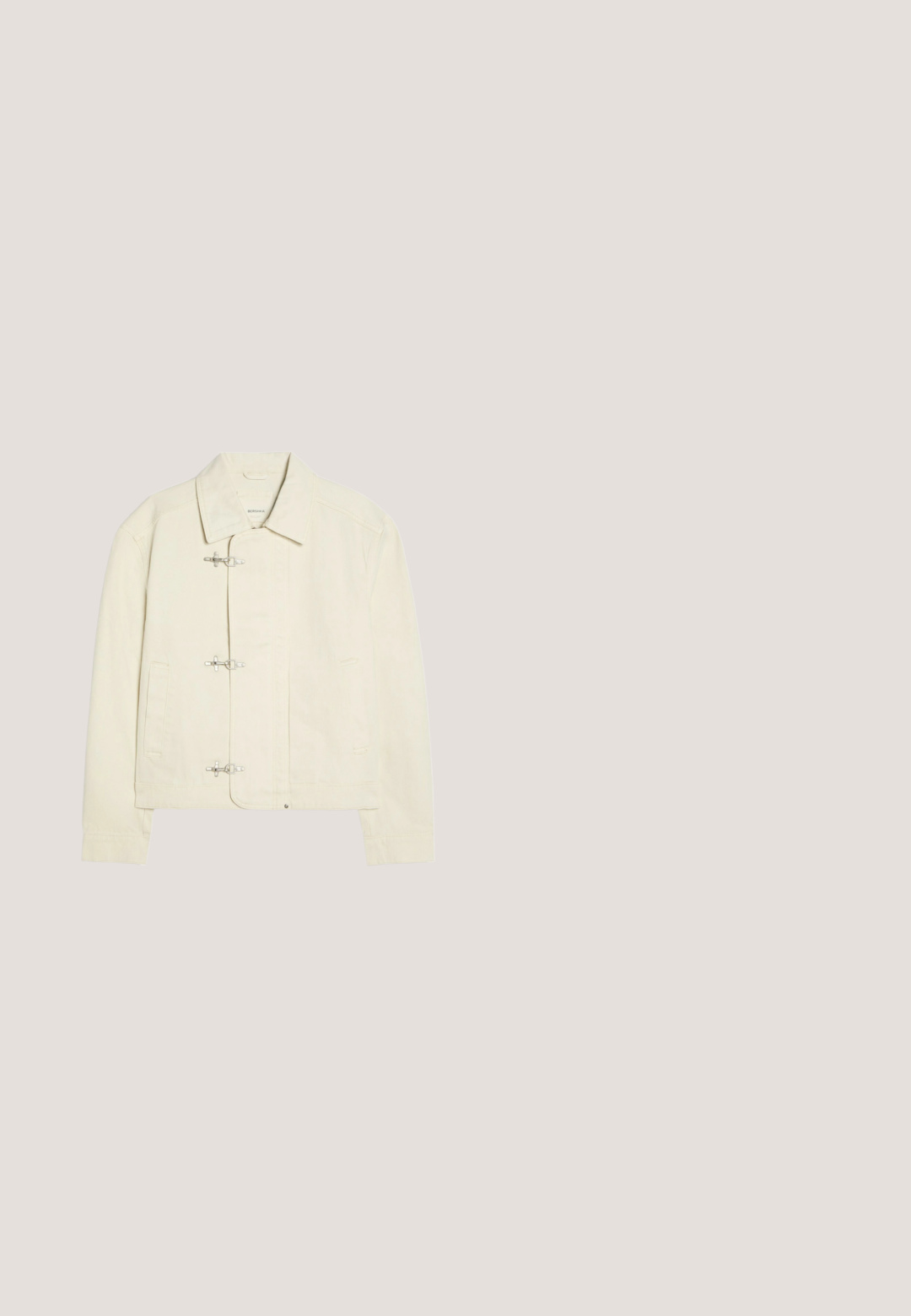 Off-white Jacke mit Kragen und drei silbernen Knebelverschlüssen vorne, mit zwei Seitentaschen und langen Ärmeln.; Cremefarbener Strickpullover mit Zopfmuster, Rundhalsausschnitt und gerippten Bündchen und Saum. Hergestellt aus einem weichen, strukturierten Stoff.; Weißes Kurzarm-T-Shirt mit Rundhalsausschnitt und lockerer Passform, gefertigt aus einem glatten Baumwollmischgewebe. Keine Muster oder Verzierungen.; Hellblaue Jeans aus Denim mit geradem Beinschnitt. Merkmale sind ein Knopfverschluss, fünf Taschen und gestickte Details entlang der Nähte.; Weiße Sneakers mit einem Obermaterial aus glattem Leder, runder Zehenpartie, flacher Gummisohle und sechs Ösen für die Schnürsenkel. Subtile Nähdetails, minimalistisches Design.; Beige Baumwolltragetasche mit zwei stabilen Tragegriffen. Mit schwarzem Drucktext: "Les Deux International Community & Sporting Goods."