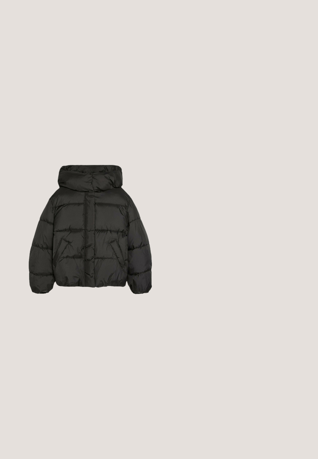 Schwarze gesteppte Daunenjacke mit hohem, gepolstertem Kragen, langen Ärmeln, Fronttaschen und elastischen Bündchen.; Schwarze, kurze Kapuzenjacke aus weichem Stoff, mit einer Kordelzugkapuze, einer vorderen Kängurutasche und einem kleinen weißen Nike-Logo auf der Brust.; Schwarzes Baumwoll-T-Shirt mit kurzen Ärmeln, das auf der Vorderseite einen kleinen weißen Grafiktext mit "PEGAIDOR PGDR" zeigt. Einfaches Design mit Rundhalsausschnitt.; Schwarze Cargohosen mit elastischen Bündchen und mehreren Klappentaschen an den Seiten, entworfen für legere oder praktische Nutzung.; Weißer Plateausneaker mit dicker klobiger Sohle, Schnürung vorne und Buffalo-Markenlogo an der Seite, von der Außenseite gezeigt.; Schwarze Nylon-Schultertasche mit silbernen Reißverschlüssen, verstellbarem Tragegurt, zwei Vordertaschen und weißer "BIMBA Y LOLA"-Markierung auf der Vorderseite.