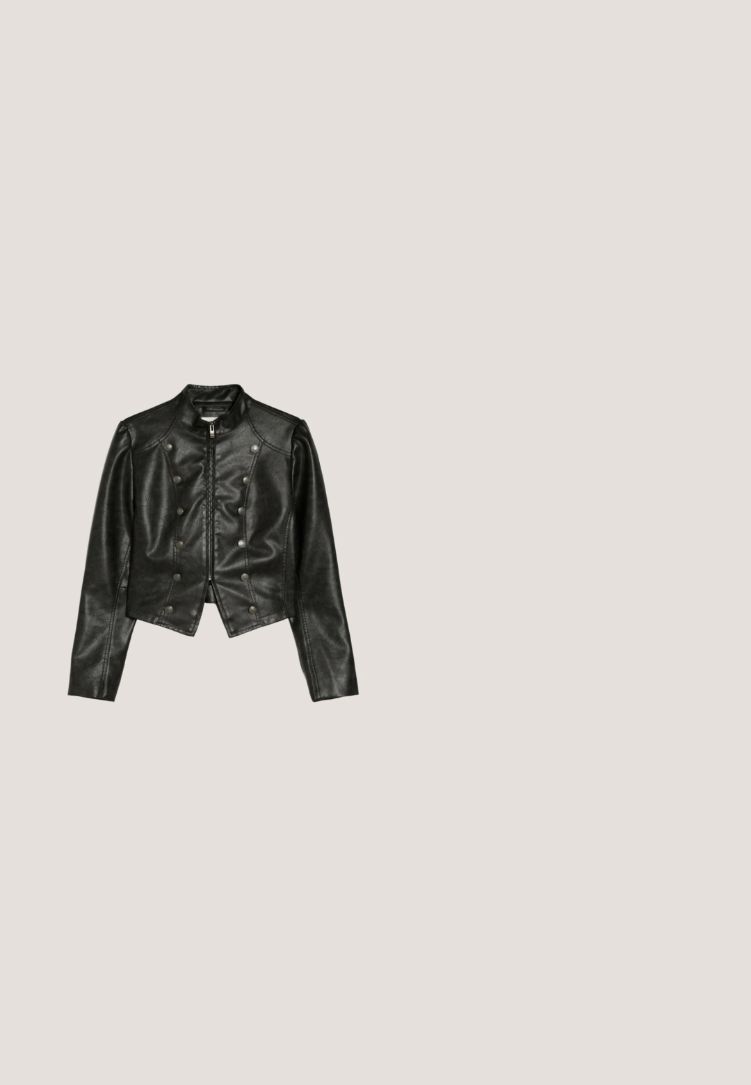 Sort jakke i kunstlæder med høj krave, lynlås foran og to parallelle rækker af metaltryklåse foran.; Mørkegrå T-shirt med korte ærmer og lodrette udskæringsslids, "Masha Popova" og "Desigual" trykt på fronten, delvist synligt kranietryk.; Sorte denim flare jeans med mid-waist, der har fem lommer, kontrasterende syninger og hardware i sølvfarve.; Sort ankelstøvle i denim med spids tå, stablet hæl og indviklet guldbroderi på skaftet. Slidte detaljer langs tåen.; Stilfulde pilot solbriller med mørketonede linser og tynd metalramme, der reflekterer lys mod en hvid baggrund.; Sort læderhåndtaske med flettede håndtag, lynlåslomme og hængende frynser. Tekstureret overflade med metalnitter og hardware-accenter.