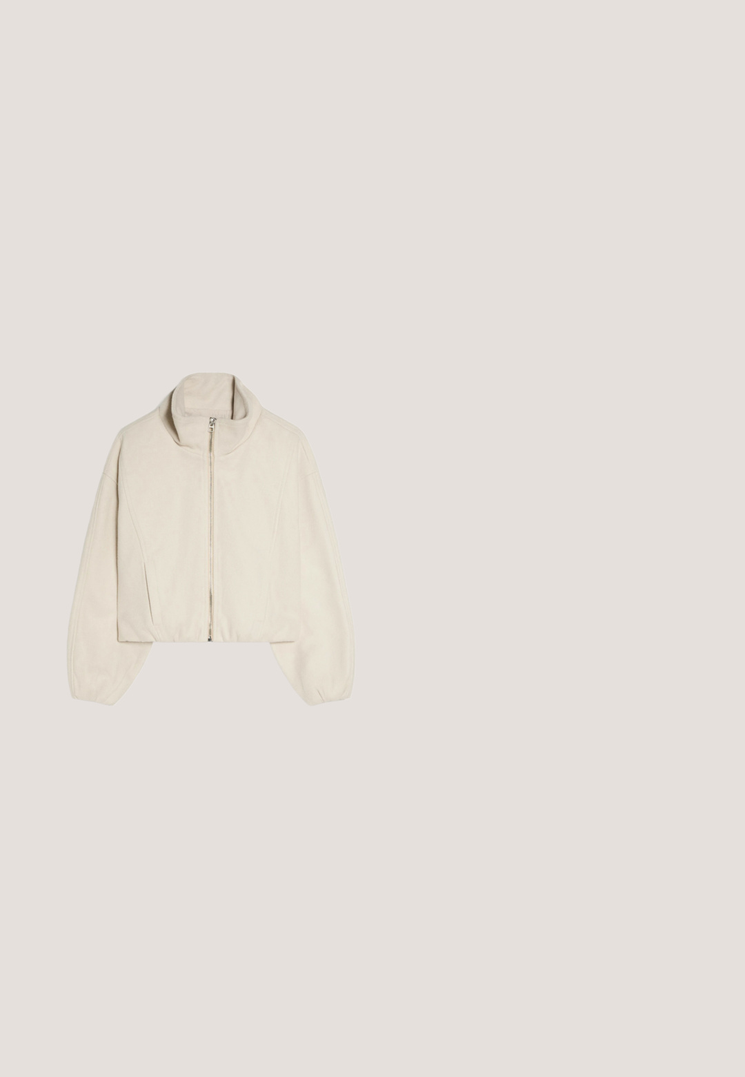 Veste courte beige à manches longues avec col montant et fermeture éclair à l'avant, présentée sur fond blanc.; Cardigan beige clair à manches courtes avec boutons, col rond et poignets et ourlet côtelés, posé à plat sur un fond blanc.; T-shirt blanc à manches courtes superposé avec un col rond et un tissu légèrement transparent, présenté sur un fond blanc uni.; Pantalon blanc à jambes larges avec taille élastique et lien de serrage à l'avant, en tissu léger.; Baskets en suède marron avec trois bandes blanches, semelle en caoutchouc, et étiquette avec le texte "Gazelle" en or. Fermeture à lacets avec lacets gris.; Sac à main en cuir brun craquelé, de forme ovale, avec deux poignées arrondies et des petits pieds en métal. Dispose d'une fermeture éclair sur le dessus.