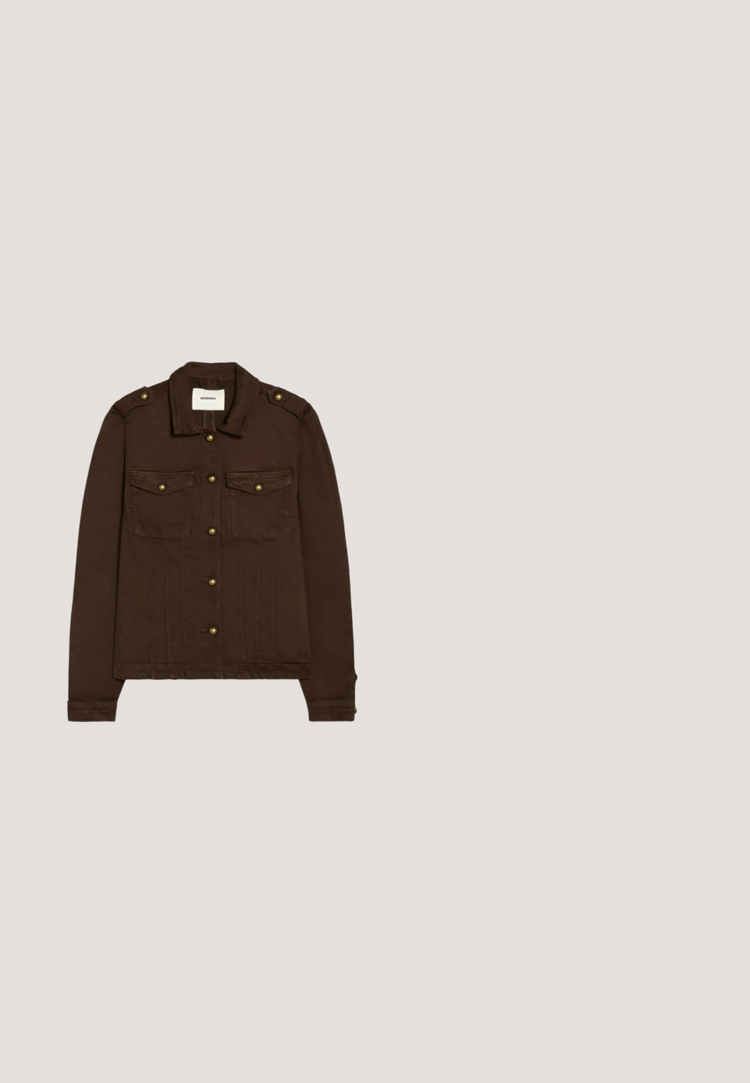 Bershka NAPOLEON DENIM - JACKET - Cowboyjakker - dark brown; Brun kortærmet bluse med dyb V-hals, knapper foran, rynket talje, teksturerede lodrette linjer og flæsekant langs halsudskæring og kant.; Denim nederdel i lyseblå med en frynset kant, knaplukning foran og to forlommer. Slidte detaljer tilføjer tekstur.; Brune læder cowboystøvle med spids tå, dekorativ syning og blokhæl. Har en buet top med en løbende strop for nem påføring.; Brille med katteøjeform i skildpaddeskal med brune linser og gyldent "G"-logo på stængerne, vist på hvid baggrund.; Brun taske i imiteret læder med lange frynser, cirkulære udskæringer og metal-detaljer. Har to solide håndtag for nem bæring.