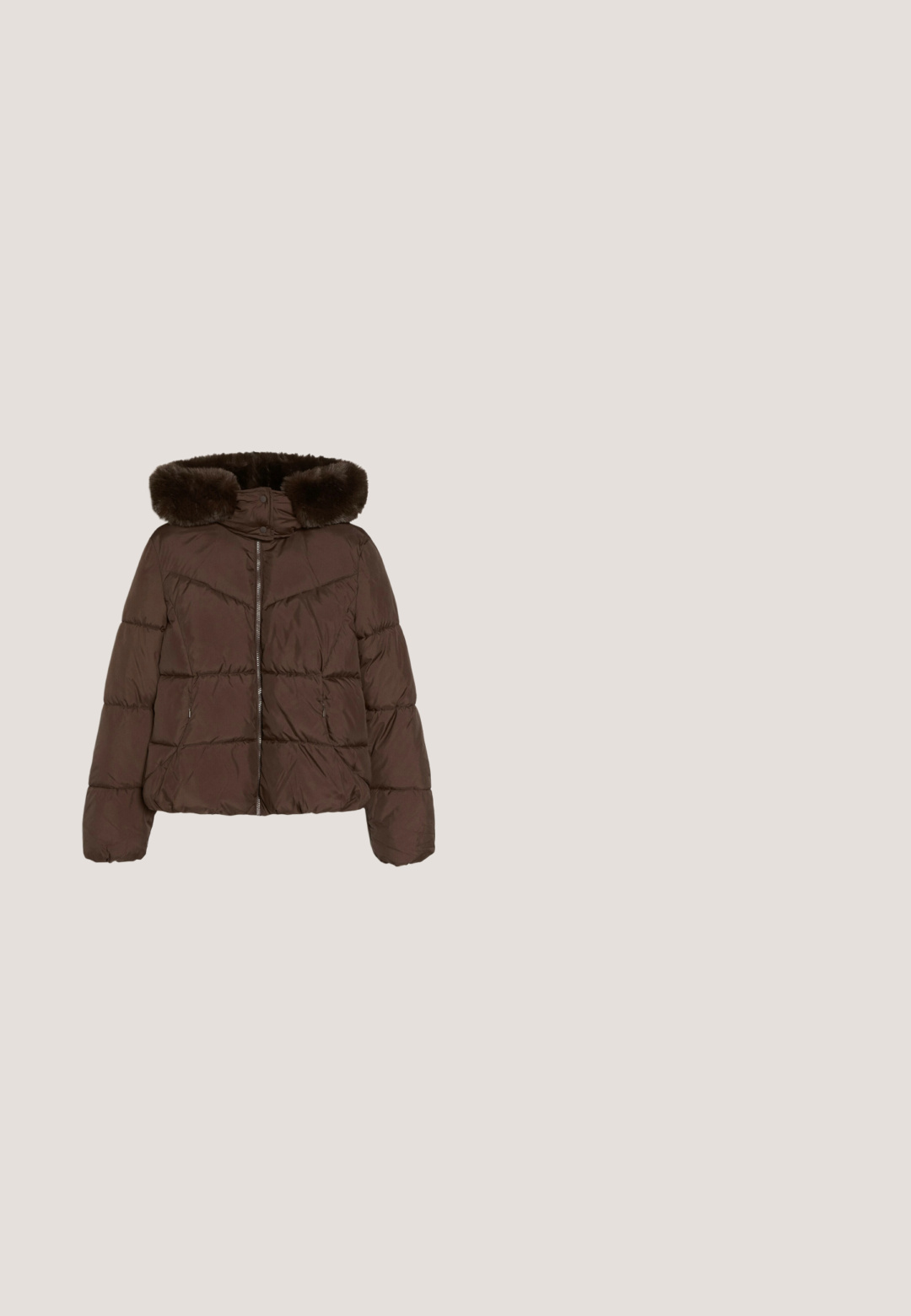 Bruine gevoerde winterjas met rits aan de voorkant en donkerbruine faux fur kraag, ontworpen voor koud weer.; Donkerbruine grof gebreide cardigan met lange mouwen en twee voorste striksluitingen, met een ronde hals en geribbelde randen.; Donkerbruin top met lange mouwen, gedrapeerde col met waterval en geplooide stofdetails aan de voorkant en zijkanten.; Bruine flared broek van rekbare stof met een hoge tailleband. Gladde textuur met stiksel details die langs de benen lopen.; Bruine suède enkelboot met nepbont kraag, ronde neus en getextureerde rubberen zool. Kenmerkt zich door eenvoudige stiksels en een laag profiel ontwerp.; Zachte bruine handtas van imitatiebont met een brede handgreep en een subtiel gevlekt patroon, getoond tegen een effen witte achtergrond.