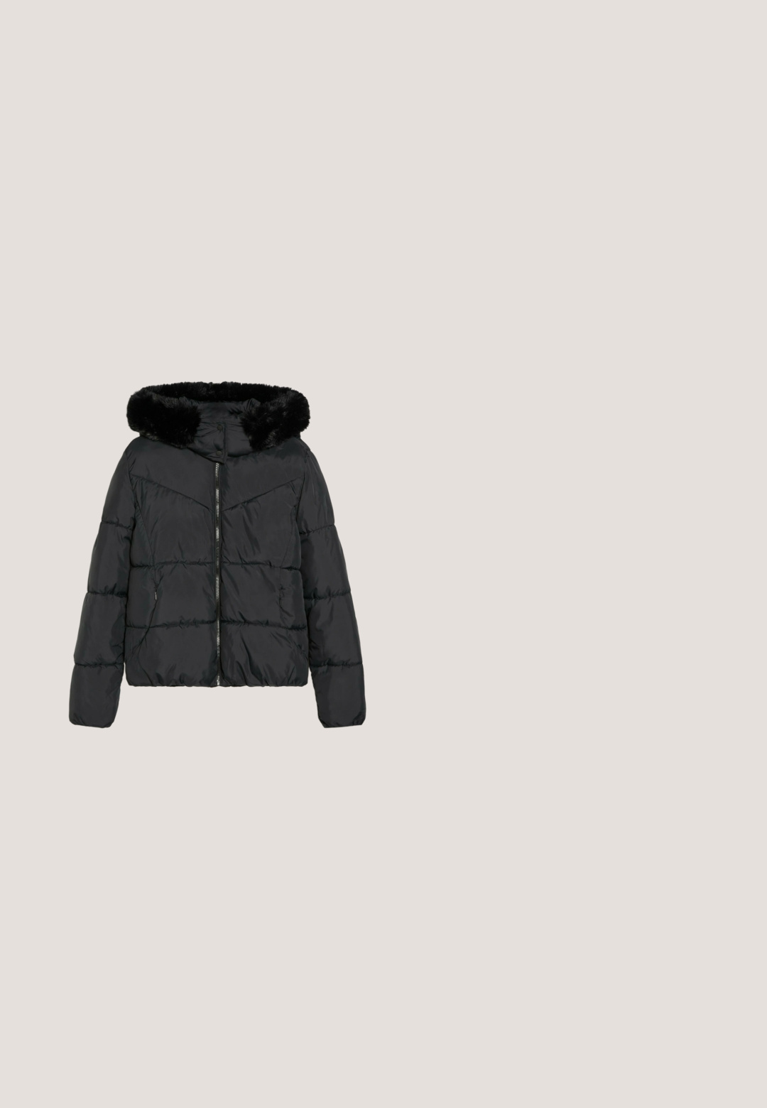 Veste d'hiver matelassée noire avec fermeture éclair à l'avant et capuche doublée de fausse fourrure douce, manches longues et poches latérales.; Chemise noire à manches longues avec un col rond et un détail subtile froncé près de la taille gauche, présentée sur fond blanc.; Pantalon noir taille haute évasé avec coutures visibles et poches latérales avant, présenté à plat sur fond blanc.; Bottes noires montantes en cuir avec une texture matelassée, dotées d'un laçage, d'un revers côtelé contrastant en haut et d'une semelle épaisse et robuste.; Lunettes rectangulaires noires avec monture complète et verres clairs reposant sur une surface blanche, nom de la marque Quay sur la branche.; Sac à main texturé en fourrure noire avec des poignées courtes et arrondies, forme rectangulaire, et un patch logo sur le devant. Présente des pieds en métal à la base.