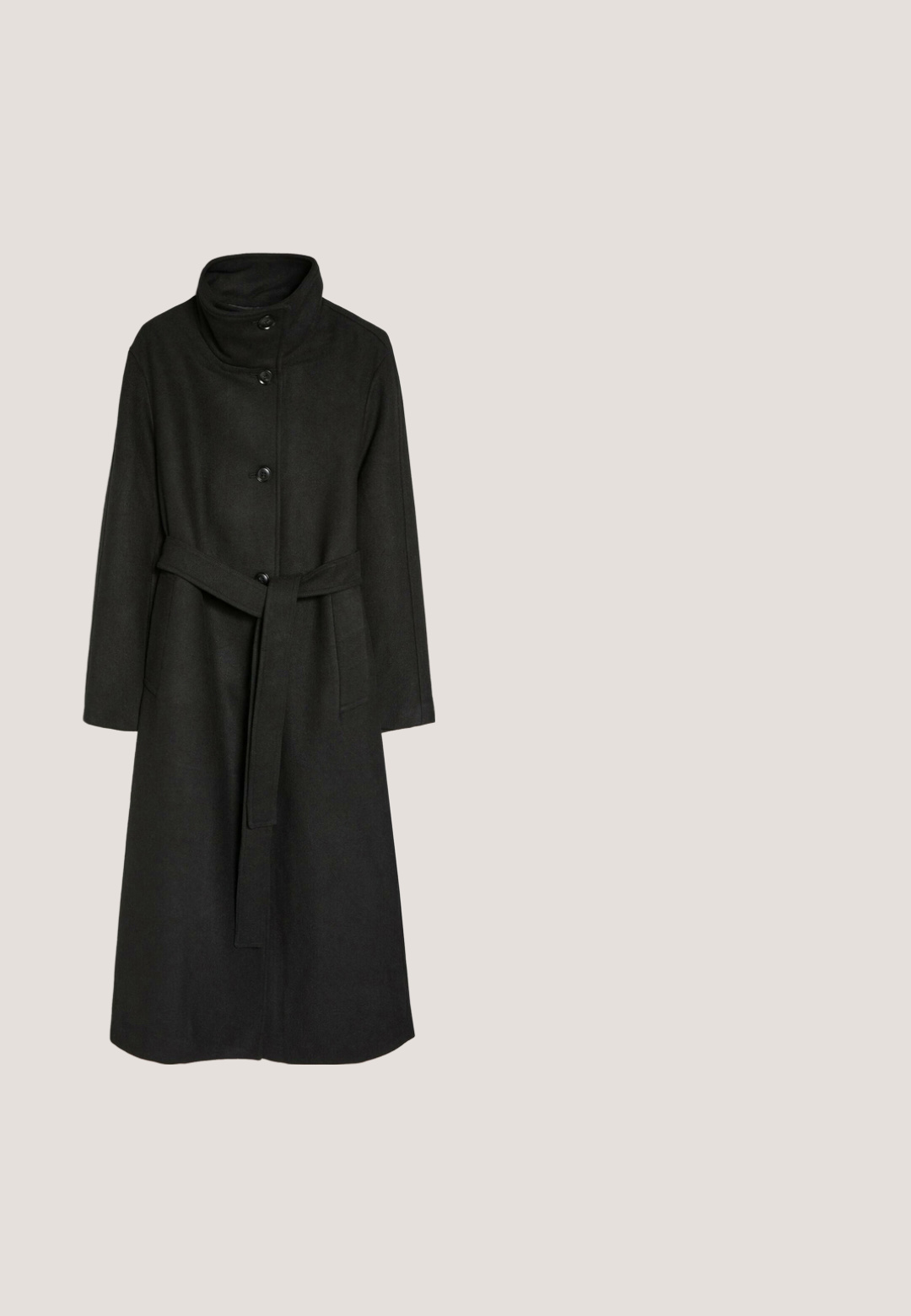Long manteau noir avec col haut, quatre boutons, manches longues, poches latérales et ceinture assortie nouée à la taille.; Chemise noire unie à manches longues avec col roulé ajusté et coupe près du corps sur fond blanc.; Pantalon noir à jambes larges avec fermeture avant par bouton et zip, taille plate et coupe ajustée.; Botte d’hiver noire montant à la cheville avec une semelle épaisse et une languette à l’arrière, en matière suédée douce.; Lunettes rectangulaires noires avec verres clairs et montures fines, avec un logo doré "QUAY" sur la branche.; Sac cabas en cuir noir avec de longues anses fines, une surface texturée et une ouverture large en haut.