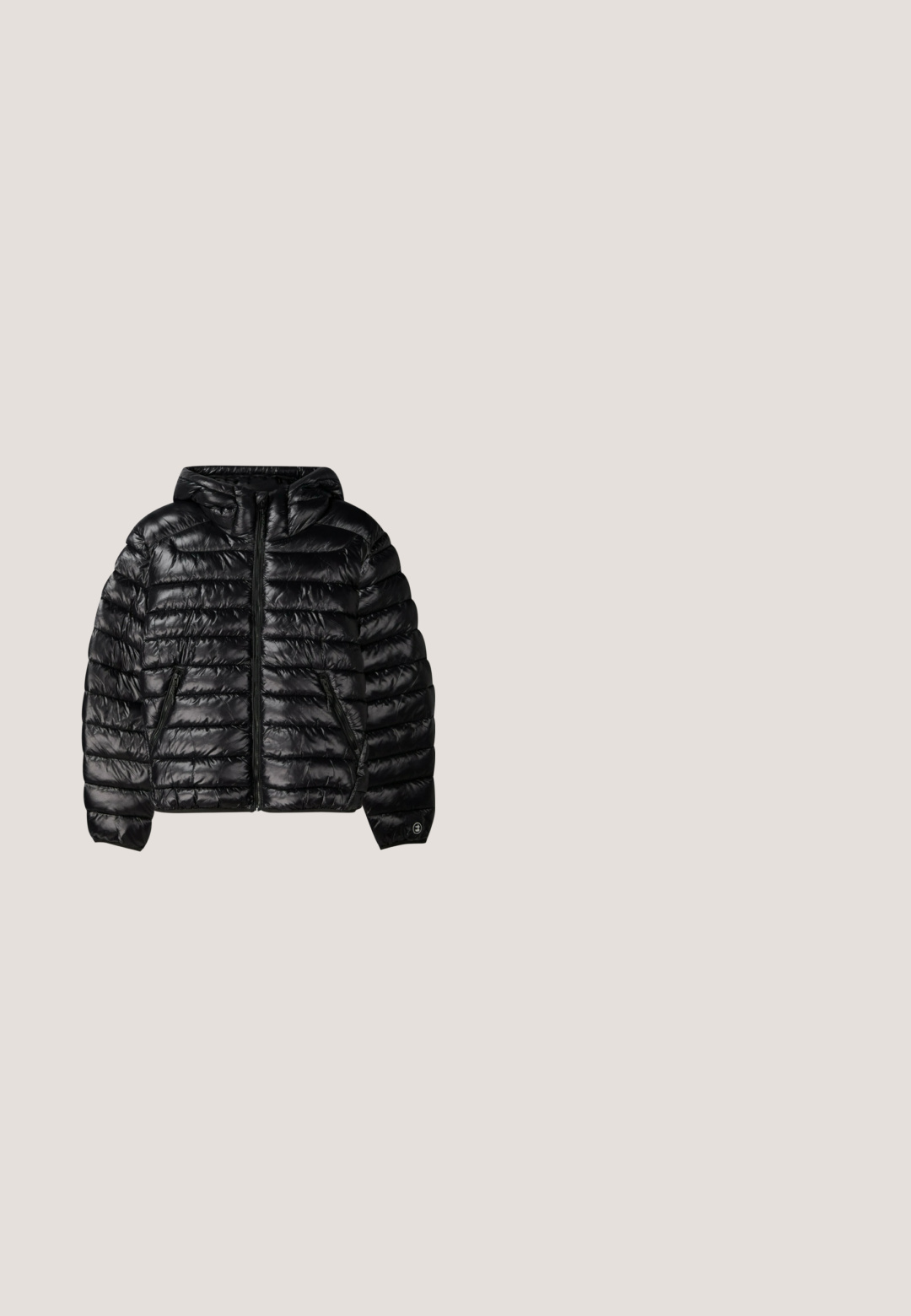 Zwarte pufferjack met capuchon, voorzien van een gelamineerd ontwerp, ritsluiting en twee zijzakken. Gemaakt van een gladde, glanzende stof.; Witte sweatshirt met ronde hals, lange mouwen en klein zwart geborduurd logo op de linkerborst.; Wit oversized katoenen T-shirt met een ronde hals en korte mouwen; gladde textuur, zonder zichtbare patronen of accenten.; Zwarte spijkerbroek van denim met rechte pijpen, vijf zakken en metalen accenten. De stof heeft een subtiele, gestructureerde afwerking.; Zwarte suède enkellaarsjes met ronde neus, minimale stikdetails, een lusje om aan te trekken en een gestructureerde rubberen zool. Ontworpen voor warmte en comfort.; Zwarte rechthoekige crossbodytas met voorklep en verstelbare riem, weergegeven op een witte achtergrond.