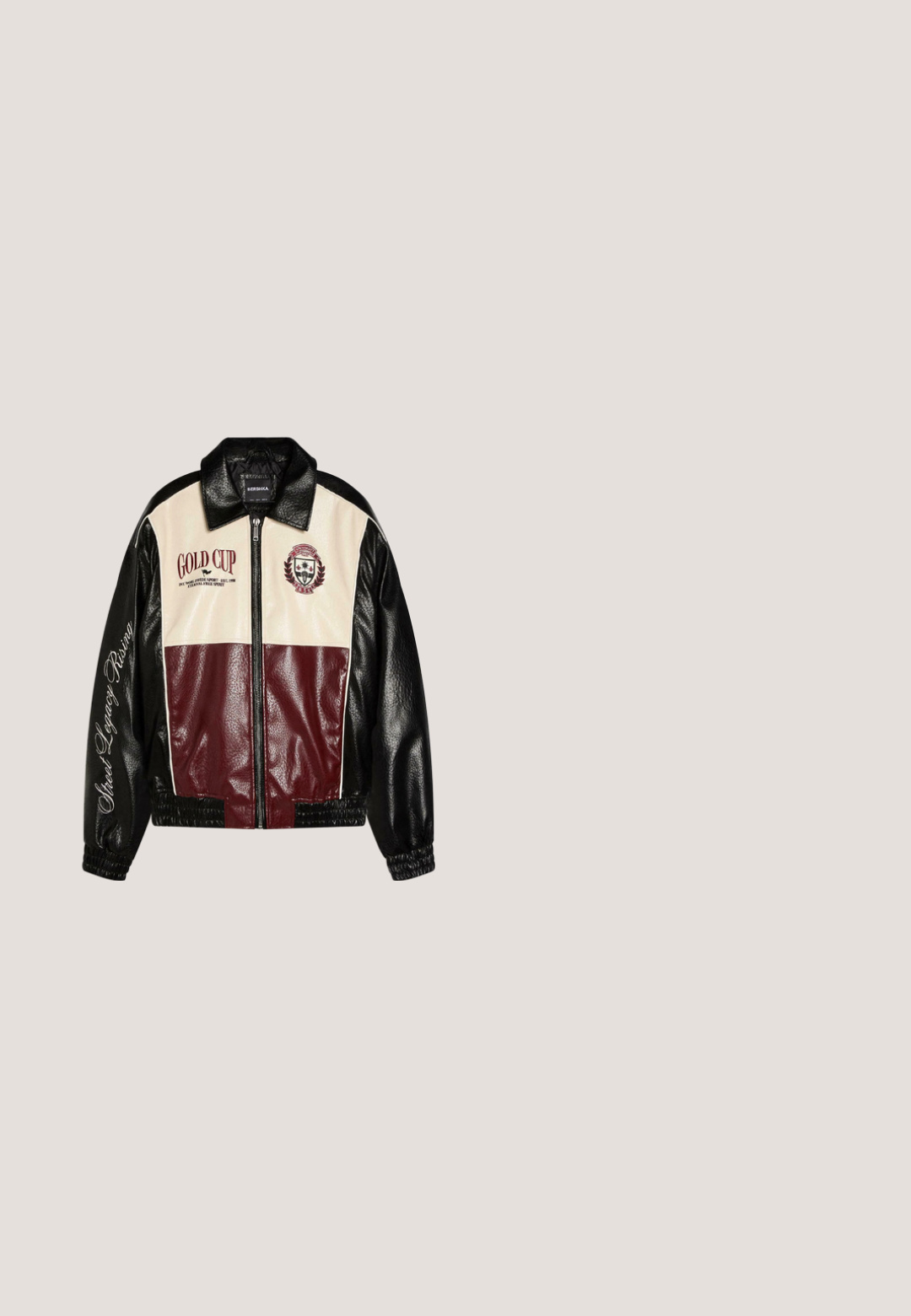 Veste en cuir noire, crème et bordeaux avec fermeture éclair frontale, « GOLD CUP » et blason sur la poitrine, et texte « Street Legacy Riders » sur la manche gauche.; Pull rouge à manches longues avec le texte blanc « oddspeedy » et « CODES YOU CAN'T REACH EST. 1998 » sur le devant, poignets et ourlet côtelés.; Chemise blanche à manches longues boutonnée avec col pointu et initiales cursives foncées "GM" sur le côté gauche de la poitrine.; Pantalon droite bleu marine avec motif à carreaux blancs, poches avant, passants pour ceinture et fermeture par bouton à la taille.; Botte de pluie en caoutchouc noir avec un petit talon, un bout arrondi et un accent en boucle en argent. Présente une semelle texturée pour une meilleure adhérence.; Sac de voyage en cuir noir avec une bande rouge centrale, des accents argentés, deux poignées et une bandoulière amovible. Compartiments zippés inclus.