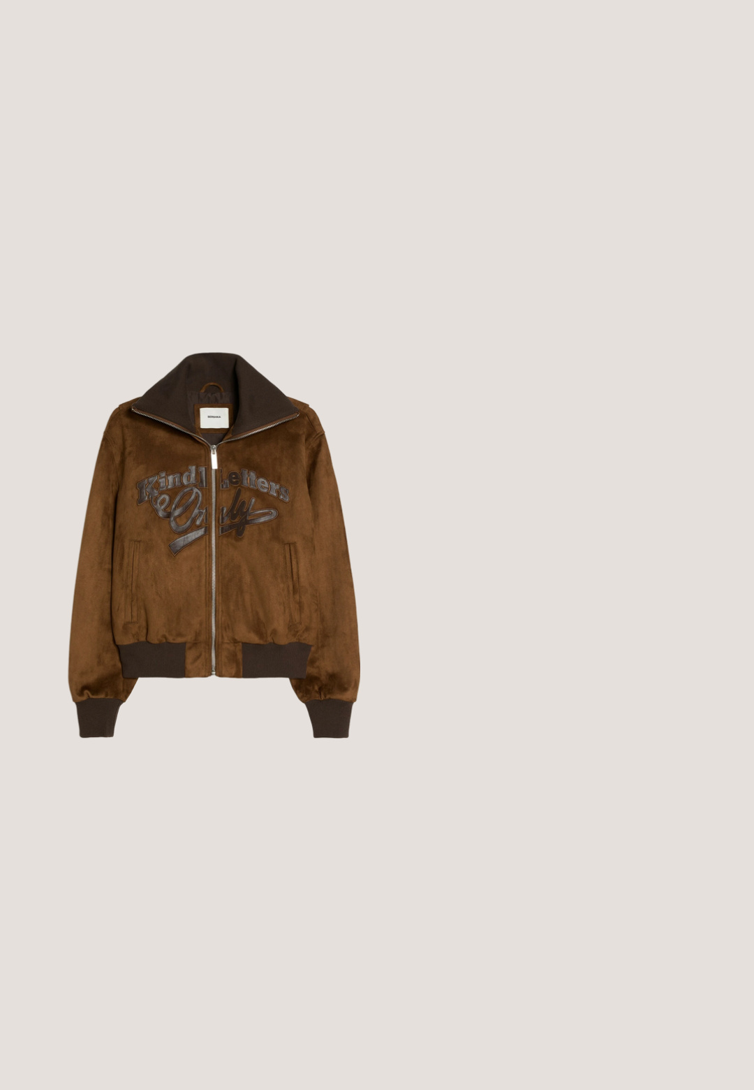 Veste marron zippée avec col montant, poignets et bas côtelés, et texte "Kind Letters Only" sur le devant.; Sweat à capuche marron avec poche avant et logo Vans jaune présentant un motif usé de fil barbelé sur la poitrine.; T-shirt marron à manches courtes avec un motif de crâne enflammé blanc et le texte "Off The Wall Vans Since 1966" sur le côté gauche de la poitrine.; Shorts Vans marron à carreaux avec passants de ceinture, bouton à l'avant, fermeture éclair et design à cinq poches.; Bottine en cuir brun avec œillets en métal, doublure en fourrure blanche, col rembourré noir, semelle robuste et logo en relief sur le côté.; Trousse de toilette marron de créateur avec motif monogramme, poche avant zippée et logo Guess doré sur fond blanc uni.