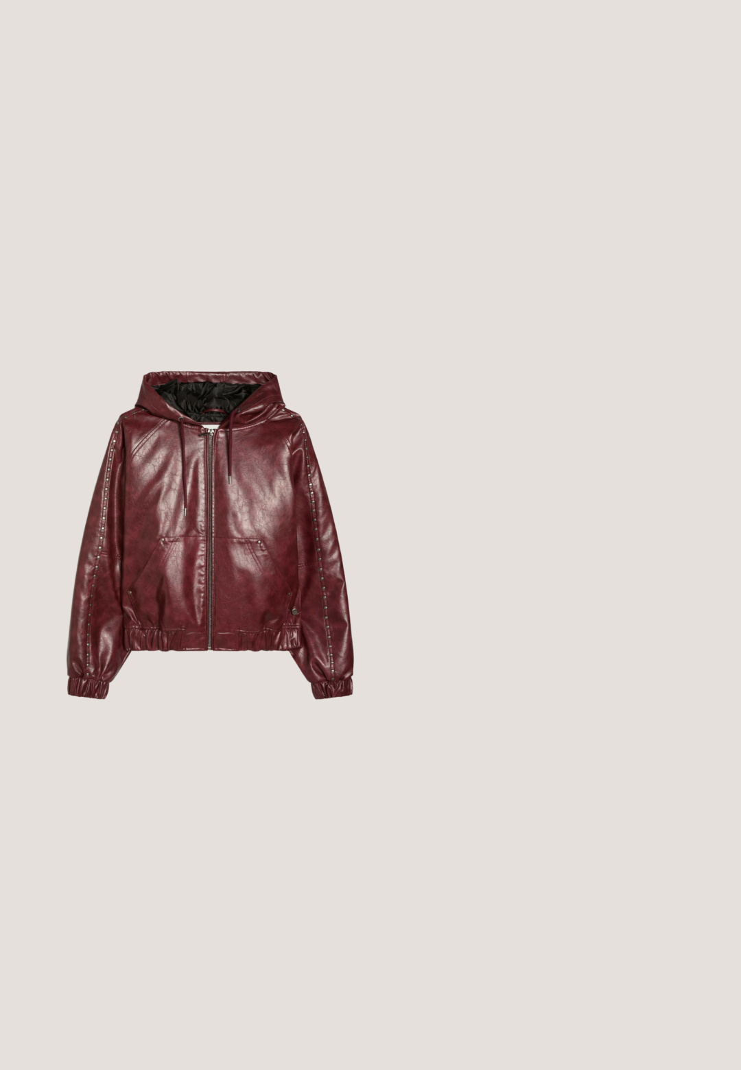 Bordeaux faux leren capuchonjack met ritssluiting aan de voorkant, zijzakken, elastische boorden en metalen studs langs de mouwen.; Bordeaux lange mouwen polo shirt met een crèmekleurige kraag en manchet, knoopsluiting en een cirkelvormig "Prohibited Berlin" logo op de linkerkant van de borst.; Denim jeans met een verloop van donkerblauw naar lichtbruin, een rechte pijp, vijf zakken en contrasterende stikseldetails.; Zwarte leren wandelschoen met een gevoerde kraag, grijze veters, metalen oogjes en een robuuste rubberen zool met diepe profielen voor grip.; Zonnebril met een donker wijnrode kunststof rand, vierkante glazen, glazen met een gradient van donker, en een metalen accent op de pootjes.; Bruine leren crossbodytas, rechthoekige vorm, gladde textuur, verstelbare riem, zilveren hardware, minimalistisch ontwerp, geen zichtbare logo's.