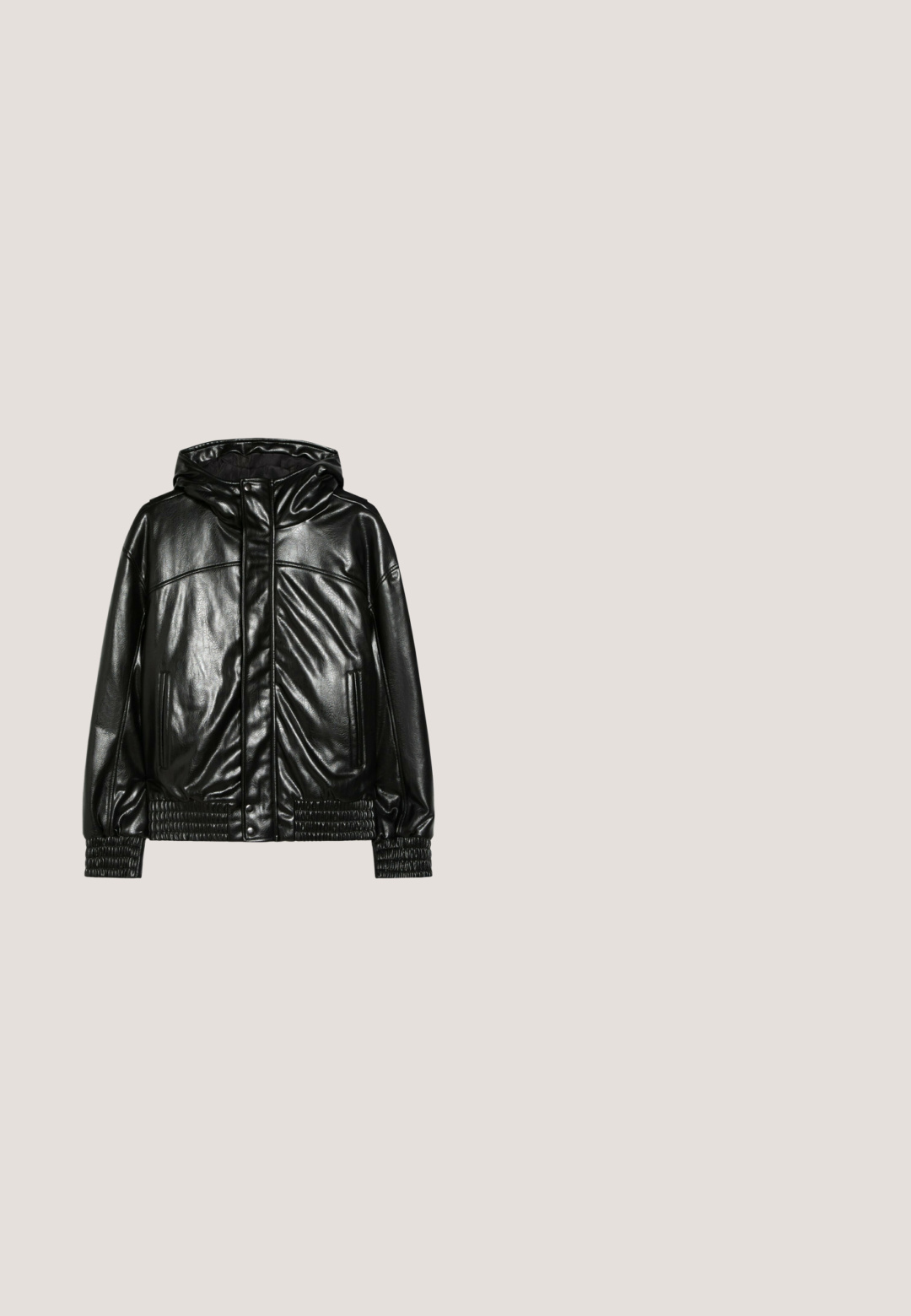 Zwarte glanzende leren capuchonjas met voorzakken, knoopsluiting aan de voorkant en elastische boorden en zoom, weergegeven op een witte achtergrond.; Zwarte hoodie met een voorzak en een klein wit "PEGADOR" logo op de borst, weergegeven op een witte achtergrond.; Zwart T-shirt met lange mouwen en ronde hals, met een klein geborduurd logo op de linkerborst en een merklabletje aan de binnenkant van de kraag.; Zwarte broek met wijde pijpen, elastische tailleband en trekkoord, met plooien en zijzakken.; Zwarte rubberen enkellaarzen met elastische zijpanelen, trek-lussen voor en achter, en een profielzool voor grip.; Hexagona Heuptas - noir soft studio