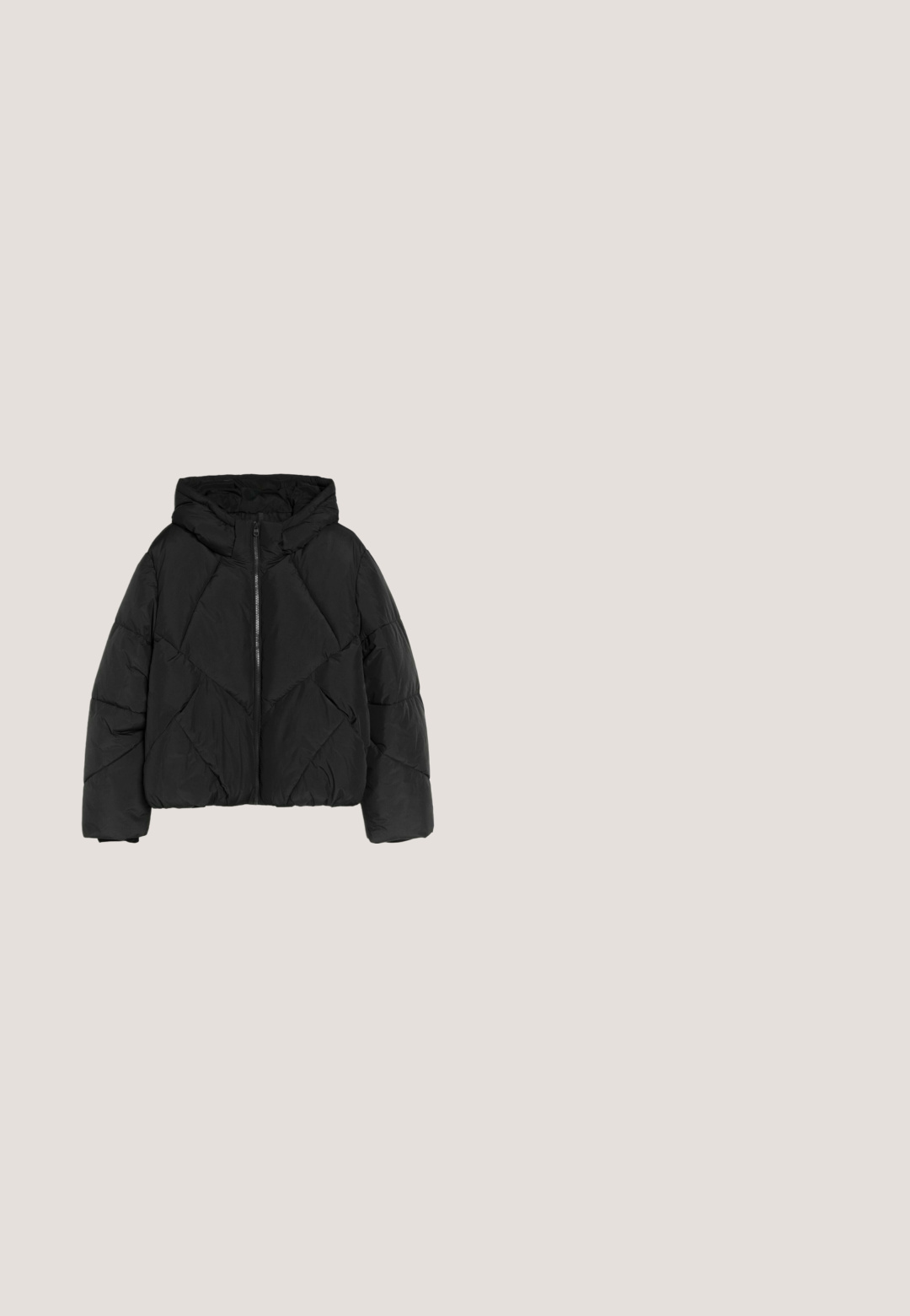 Schwarze gesteppte Daunenjacke mit Kapuze und Frontreißverschluss, langen Ärmeln und leicht taillierter Passform.; Schwarzer, verkürzter Pullover aus weichem Stoff mit hohem Kragen, einem Frontreißverschluss mit silbernem Zug und gerippten Bündchen und Saum.; Schwarzes Kurzarm-T-Shirt mit Rundhalsausschnitt und "WEEKDAY"-Label am Kragen, flach auf einem hellgrauen Hintergrund ausgelegt.; Schwarze Yogahosen aus dehnbarem Stoff, mit einem breiten Bund, ausgestellten Beinen und glatter Textur mit minimalen Nähten.; Schwarzer Slipper mit strukturierter Gummisohle und weißem Wildleder-Wellendesign an der Seite, elastischem Einstieg und Zuglasche an der Ferse.; Schwarze gepolsterte Stoffhandtasche mit breiter, abgerundeter Basis und zwei Griffen, die oben eine Schlaufe bilden.