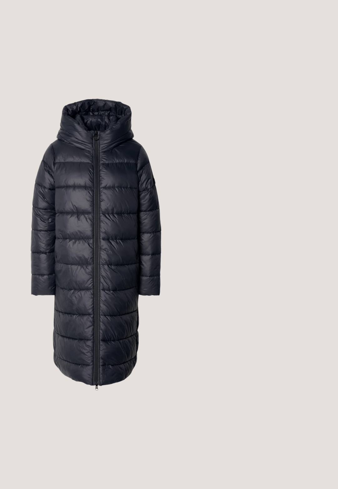 Zwarte gewatteerde lange jas met een capuchon, voorzien van een ritssluiting aan de voorkant, puffy secties en een eenvoudig, strak ontwerp tegen een lichte achtergrond.; Zwart mouwloos, geribbeld tanktop met ronde hals en een klein Calvin Klein-logoplaatje in het midden onder de kraag.; Witte broek met dunne verticale blauwe strepen, elastische tailleband, rechte pijp en lichtgewicht stof voor casual gebruik.; Witte lage sneaker met zwarte hiel tab, plateauzool, veters en Calvin Klein "CK" logo aan de zijkant.; Zwarte leren handtas met een gestructureerde afwerking, voorzien van twee handvatten, een verwijderbare schouderband en een zilveren sluiting.; Zilveren slangenkettingarmband met een kleine bolvormige bedel en een sluiting met een karabijnsluiting op een witte achtergrond.