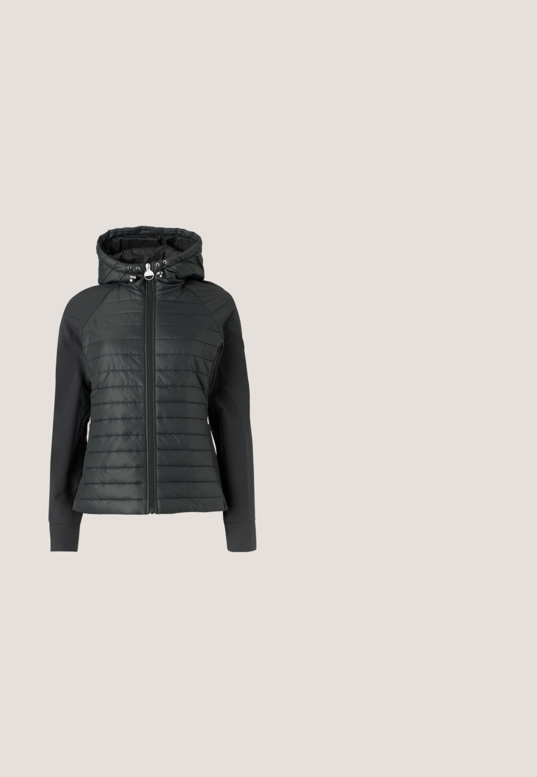 Veste matelassée noire avec une capuche ajustée, présentant une texture matelassée à l'avant, des manches lisses, et une fermeture éclair frontale.; Pull crème avec un col montant, orné de motifs géométriques noirs et de poignets et d'un ourlet côtelés. Texture tricot douce, coupe oversize.; Jeans en denim noir à jambes larges avec une taille haute, cinq poches, boutons et rivets en argent, texture lisse et détails de surpiqûres contrastantes.; Bottine noire en cuir brillant, avec un bout pointu et un talon carré moyen, présentant une texture lisse et un design simple.; Lunettes de soleil noires à œil de chat avec des verres foncés et des branches fines, logo "Privé Revaux" visible sur la branche, présentées sur un fond clair uni.; Sac en cuir noir porté épaule avec une finition texturée, de forme rectangulaire, bandoulière réglable et fermeture éclair. Design minimaliste.