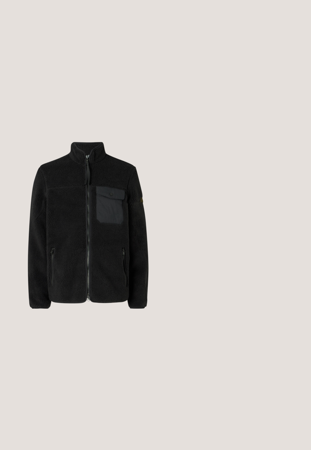 Veste zippée en polaire noire avec un col montant, un tissu texturé, deux poches latérales et une poche poitrine à fermeture par bouton.; Pull en maille côtelée gris foncé avec col demi-fermeture éclair, manches raglan et ourlet ajusté. Caractérisé par un tissu texturé et une coupe près du corps.; Chemise thermique à manches longues gris foncé avec une texture côtelée. Elle présente un petit logo graphique sur la poitrine et des poignets ajustés.; Pantalon en coton noir avec jambes droites, fermeture par boutons, passants pour ceinture et poches latérales. Texture lisse sans motifs apparents ni marque visible.; Bottines noires en suède avec une semelle en caoutchouc, bout rond et design à lacets. Comprend un col rembourré et des détails de couture contrastants.; Sac bandoulière en feutre gris avec une poche zippée à l'avant, logo noir et bandoulière réglable. Présente une forme rectangulaire structurée et un matériel métallique lisse.