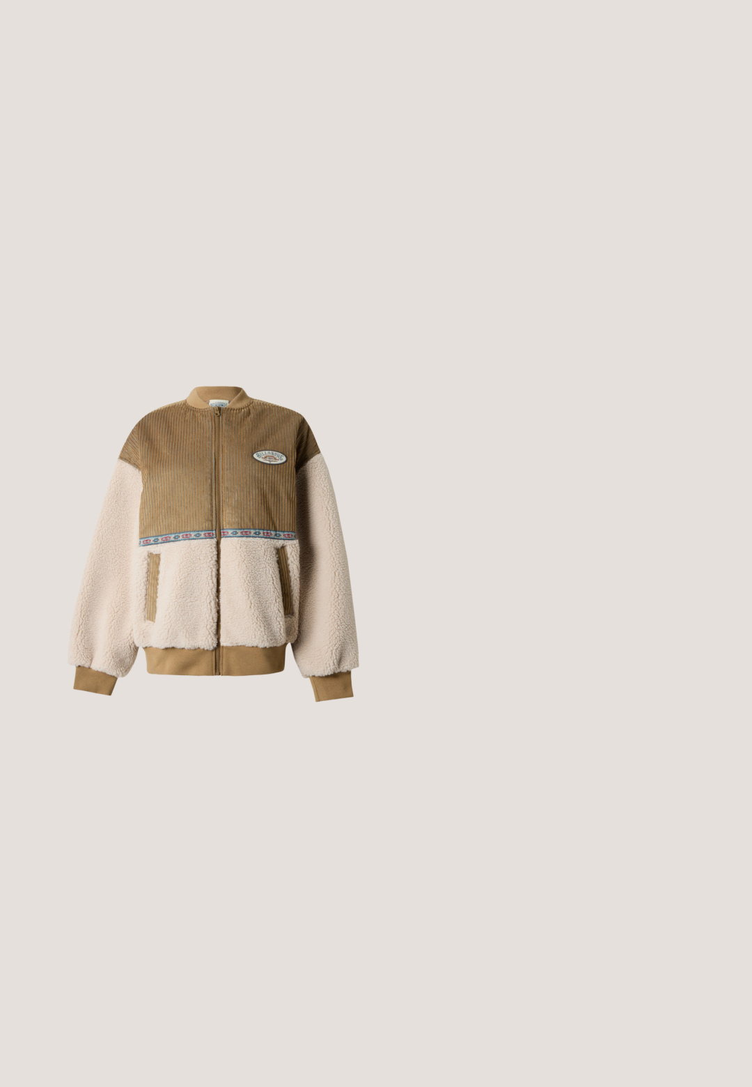 Veste beige et marron zippée avec partie supérieure en velours côtelé, partie inférieure en sherpa, finition à motif, deux poches latérales et poignets et col côtelés.; Sweat-shirt gris foncé avec des rayures horizontales roses, orange, pêche et jaunes au niveau de la poitrine et des manches, avec une petite écusson du logo Rip Curl.; T-shirt rose clair à manches courtes avec une poche poitrine gauche présentant un petit patch logo Carhartt.; Pantalon large en lin vert olive clair avec taille élastique et coupe décontractée présenté sur fond uni.; La chaussure présente un upper en mesh beige avec des accents bleu clair, une semelle en caoutchouc texturé et un col rembourré pour le confort. Branding Goodyear visible.; Sac fourre-tout en toile rose avec deux anses et un scrunchie en tissu rose attaché en forme de feuille sur fond blanc.