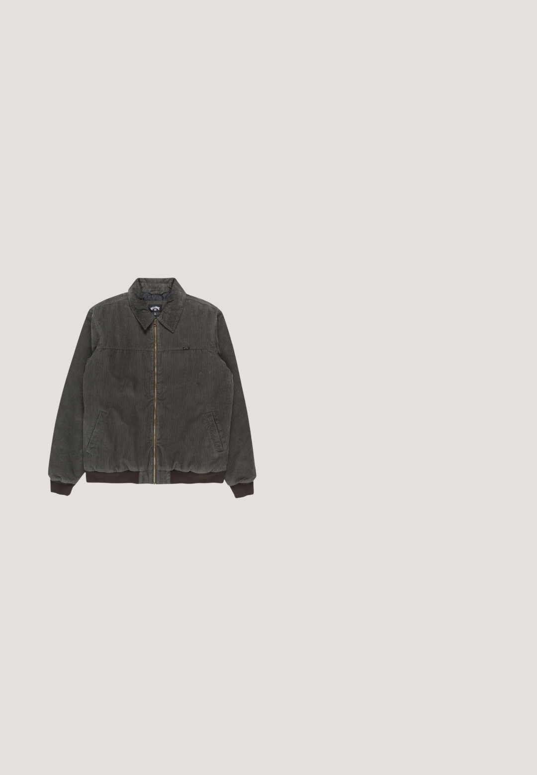 Veste en velours côtelé vert foncé avec fermeture éclair, deux poches latérales, un col et des poignets et un ourlet côtelés. Tissu texturé avec des rayures verticales.; Cardigan en tricot beige à manches longues, avec des boutons sur le devant, deux poches avant et un petit logo brodé sur la poche inférieure droite.; T-shirt beige manches courtes Vans avec petit logo blanc Vans sur le côté gauche de la poitrine et col rond.; Pantalon beige en velours côtelé avec bouton et fermeture éclair sur le devant, passants pour ceinture, deux poches avant et une petite étiquette sur la poche droite.; Botte d'hiver mi-haute beige avec semelle noire robuste, devant lacé et doublure en polaire brune douce autour de la cheville.; Sac à bandoulière en toile marron avec des accents noirs, bandoulière réglable, deux poches zippées et logo brodé à l'avant.