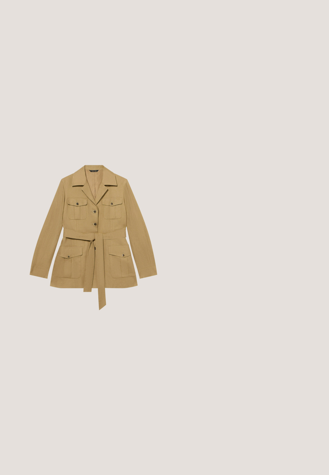 Beige Jacke mit Gürtel, vier geknöpften Pattentaschen, langen Ärmeln, Kragen und vorderer Knopfleiste.; Beiges kurzärmeliges Hemd mit Knöpfen, spitzem Kragen und lockerem Schnitt.; Olivgrüne Cargo-Shorts aus leichtem Material. Merkmale sind ein elastischer Bund, eine Zugkordel und zwei seitliche Cargo-Taschen.; Beige Wildleder-Stiefeletten mit runder Spitze, Schnürdesign und kontrastierenden Nähten, getragen mit schwarzen, enganliegenden Hosen auf einem Holzboden.; Braune Leder-Umhängetasche mit verstellbarem Riemen, goldfarbener Hardware und RLL-Logo auf der Vorderseite.; Brauner gewebter Ledergürtel mit einer runden goldfarbenen Metallschnalle auf weißem Hintergrund.