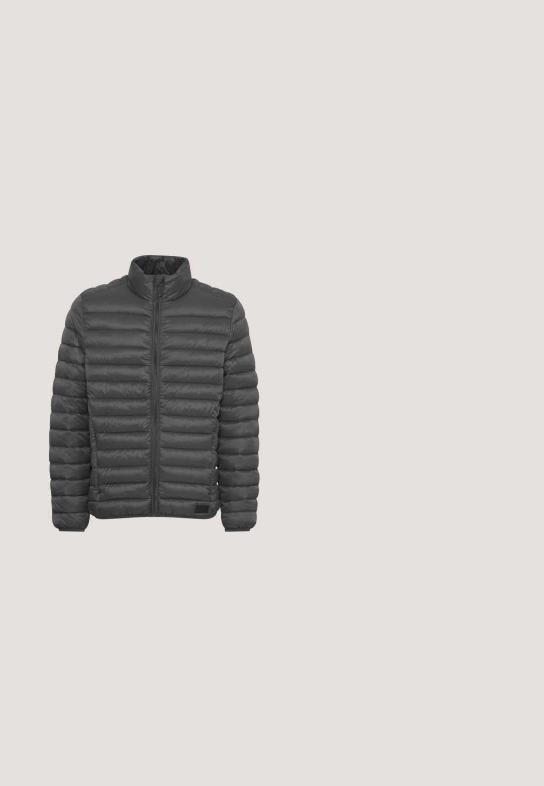 Veste grise rembourrée avec un col haut et une fermeture éclair complète. Présente une texture matelassée et des poignets élastiques. Aucun logo ni motif visible.; Sweat à capuche gris zippé intégral avec cordons crème, poche kangourou devant, poignets et ourlet côtelés, et un petit patch logo marron en bas devant.; T-shirt gris foncé à manches courtes et col rond avec un design simple et uni, posé à plat sur un fond blanc.; Pantalons de jogging gris en tissu doux, dotés d'une taille élastique avec un cordon noir et de jambes fuselées pour un look ajusté.; Baskets légères noires avec tige en mesh, fermeture à lacets, languette au talon et semelle texturée et flexible, présentées de profil sur fond blanc.; Sac fourre-tout noir en tissu durable, avec des poignées supérieures doubles et une bandoulière réglable, arborant un design minimaliste.