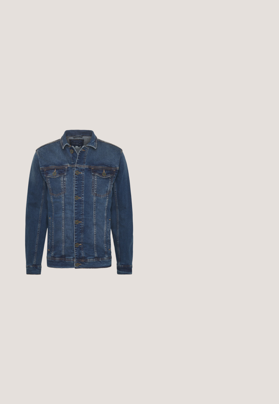 Donkerblauw spijkerjasje met knoopsluiting aan de voorkant, twee borstzakken met klep en zijzakken, voorzien van contrasterende stiksels en een klassieke kraag.; Marineblauwe gebreide trui met ronde hals, lange mouwen, geribde boorden en zoom, met klein GANT-logo op de linkerborst.; Navy corduroy langwerpig overhemd met button-down kraag, voorkeurszak en witte knopen. Gestructureerde stof met een verticaal ribbelpatroon.; Blauwe jeans met rechte pijpen, een mid-rise taille, vooraan knoop- en ritssluiting en vervaagde waseffecten.; Witte leren sneaker met een laag ontwerp, een gestructureerd oppervlak, een marineblauwe hielaccent en een platte rubberen zool met een profiel patroon.; Marine blauwe geweven riem met een textuurontwerp, voorzien van een zilveren metalen gesp en een leren uiteinde voor extra duurzaamheid.