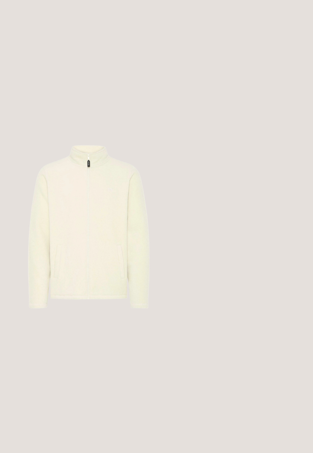 Helle beigefarbene Fleecejacke mit hohem Kragen, Frontreißverschluss und zwei seitlichen Taschen. Verfügt über ein kleines Logo auf der linken Brust.; Beige Rundhalspullover mit langen Ärmeln und kleinem schwarzen Textlogo auf der linken Brust mit der Aufschrift "B.L.E.N.D The Best of the Denim Workers ESTD 1993".; Weißes Baumwoll-T-Shirt mit einem kleinen gelben Zitronenscheiben-Logo auf der linken Brust. Kurzarm und Rundhalsausschnitt.; Hellblaue Jeansshorts mit entspannter Passform, fünf Taschen-Design, einfache Knopfverschluss und Kontrastnähte entlang der Nähte.; Beige Sneaker mit niedrigem Schaft, Schnürverschluss, gepolstertem Kragen, seitlichem Logo und dicker Gummisohle.; Beiger Tragetasche mit einer Illustration eines Jockeys, der ein Pferd reitet, mit dem Text "Edgar Degas" unter dem Kunstwerk.