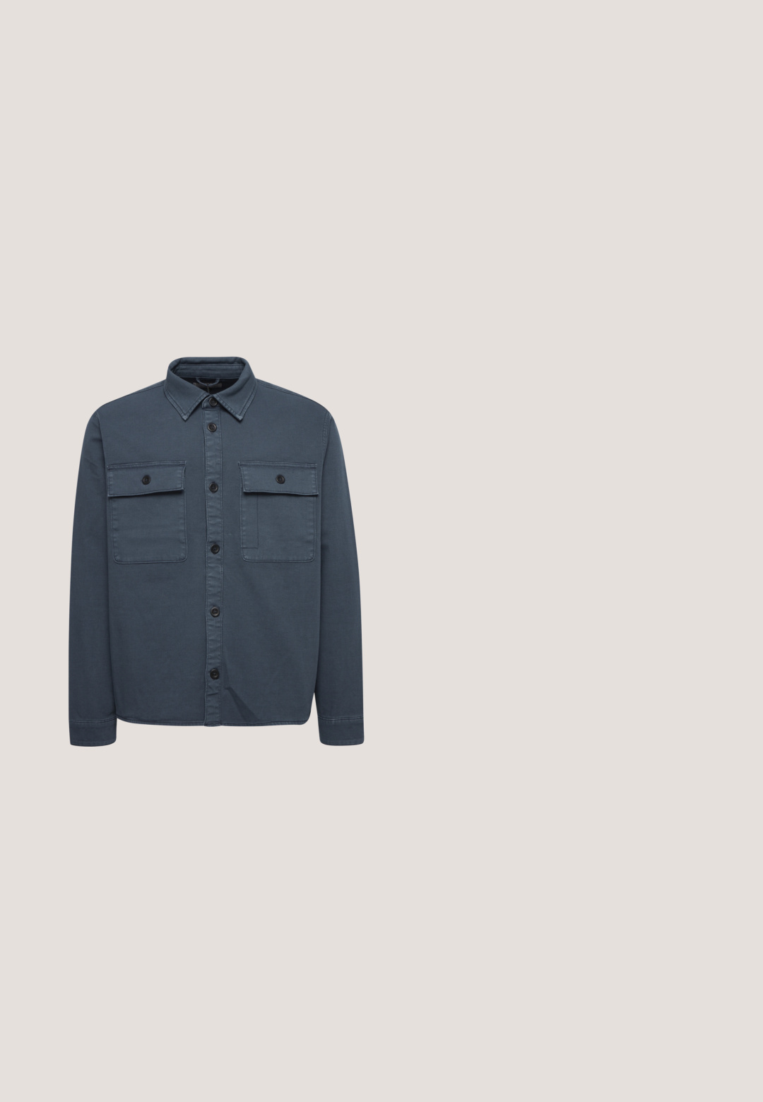 Chemise bleu marine à manches longues en tissu résistant, avec un col pointu, deux poches avant et des boutons noirs le long de la patte de boutonnage.; Polo blanc à manches courtes avec col en V, texture douce, motif ondulé subtil et design de col classique. Étiquette visible au niveau du col.; Shorts en denim bleu clair, avec une coupe classique, cinq poches, fermeture à bouton et un léger dégradé sur le tissu pour une texture.; Jack & Jones JFWCRANFIELD - Bottines à lacets - honey; Lunettes de soleil noires rectangulaires avec verres gris dégradés. Finition mate, branches proéminentes et logo subtil gravé. Taille standard.; Sac messager en toile bleue avec deux boucles en cuir marron, une fermeture zippée sur le dessus et une bandoulière ajustable. Matériau texturé.