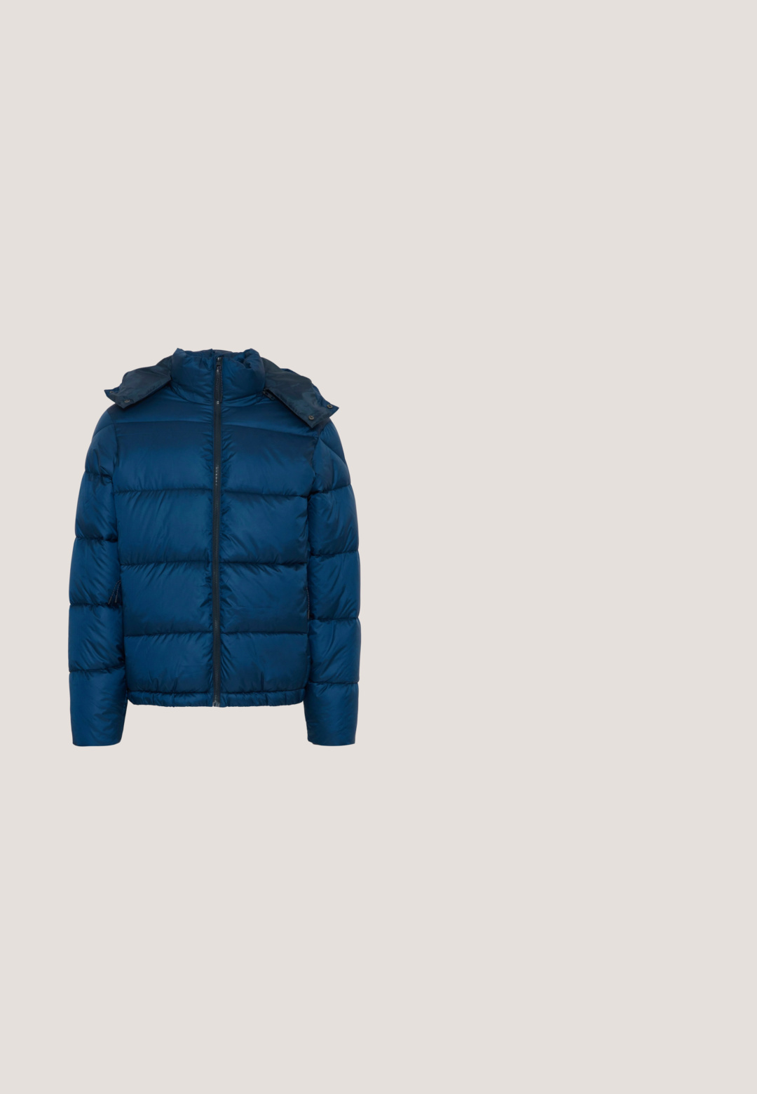 Chaqueta acolchada de color azul marino con cremallera frontal, cuello alto y diseño acolchado cosido. Presenta un tejido de contraste en la capucha y los puños.; Suéter de punto azul marino con cuello redondo, mangas largas y textura acanalada. Fabricado con un tejido suave y acogedor.; Camisa de botones de manga larga azul claro con un bolsillo en el pecho izquierdo. Hecha de una tela suave con una textura lisa y un sutil detalle de logo.; Vaqueros de mezclilla blanca con corte recto, diseño de cinco bolsillos, cierre con botón de metal y detalles de costura sutiles.; Jack & Jones Lace-up Lace-up - Botines con cordones - cognac; Bolso cruzado de tela en azul marino y rojo con cierre de cordón, que presenta un parche con el logo "TOMMY JEANS" y rayas de acento blancas. Correa ajustable.