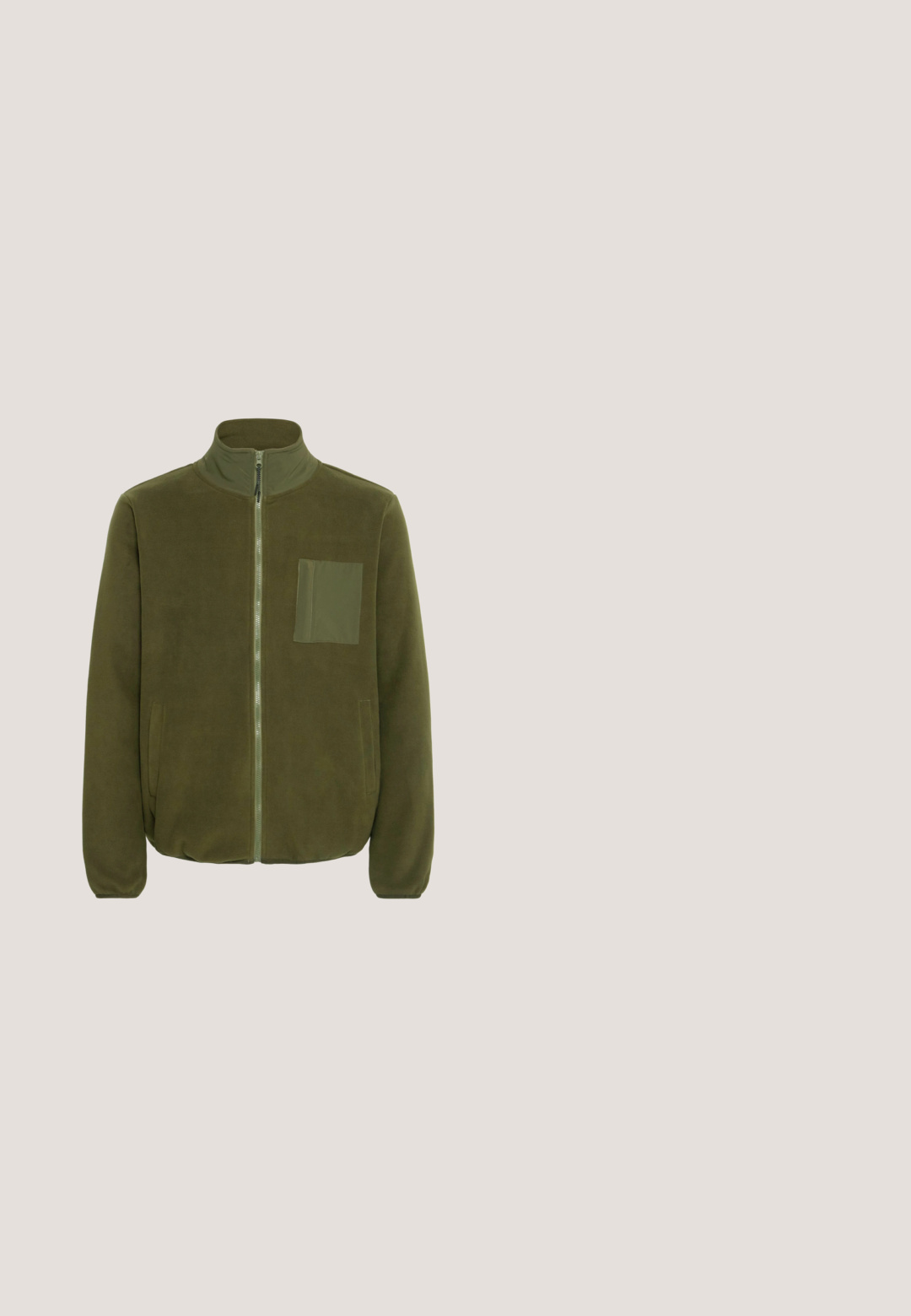 Chaqueta de forro polar verde oliva con un alto cuello, cremallera frontal y bolsillo en el pecho izquierdo. Presenta bolsillos laterales y una textura suave y aterciopelada.; Suéter de punto acanalado verde oliva con cuello alto y cierre de cremallera de cuarto. Presenta mangas largas y un acabado texturizado.; Camiseta de manga corta verde oliva hecha de una tela suave, con cuello redondo y un corte regular con un dobladillo recto.; Pantalones cargo verdes con una cinturilla elástica, cordón y bolsillos laterales; hechos de una tela suave y texturizada.; Zapato informal de ante verde oliva con cordones, suela flexible beige y cuello acolchado sobre fondo blanco.; Pepe Jeans Bandolera - green