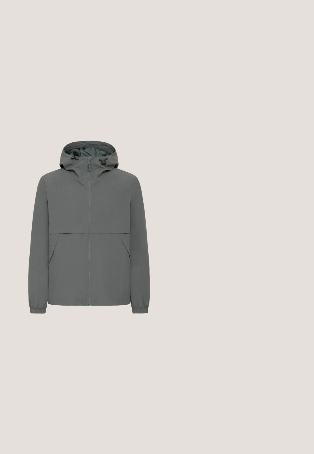 Veste grise légère avec fermeture éclair sur le devant, capuche, poignets élastiques et deux poches latérales. Présente un détail de fermeture éclair contrastant. Texture de tissu lisse.; Sweatshirt gris clair en tissu doux, avec un col rond, des manches longues, des poignets côtelés et un design uni sans motifs ni accents.; T-shirt blanc à manches courtes avec col rond et petit logo rond noir sur le haut gauche de la poitrine.; Pantalon de survêtement gris en tissu mélangé coton. Il présente une taille élastique avec cordon de serrage, des jambes droites et pas de poches visibles.; Baskets de sport grises avec une tige en mesh, des superpositions synthétiques et une épaisse semelle blanche. Présente un collier rembourré et des accents texturés.; Sac de messager gris foncé en textile avec une finition lisse, doté d'une poche frontale et d'une bandoulière noire réglable.