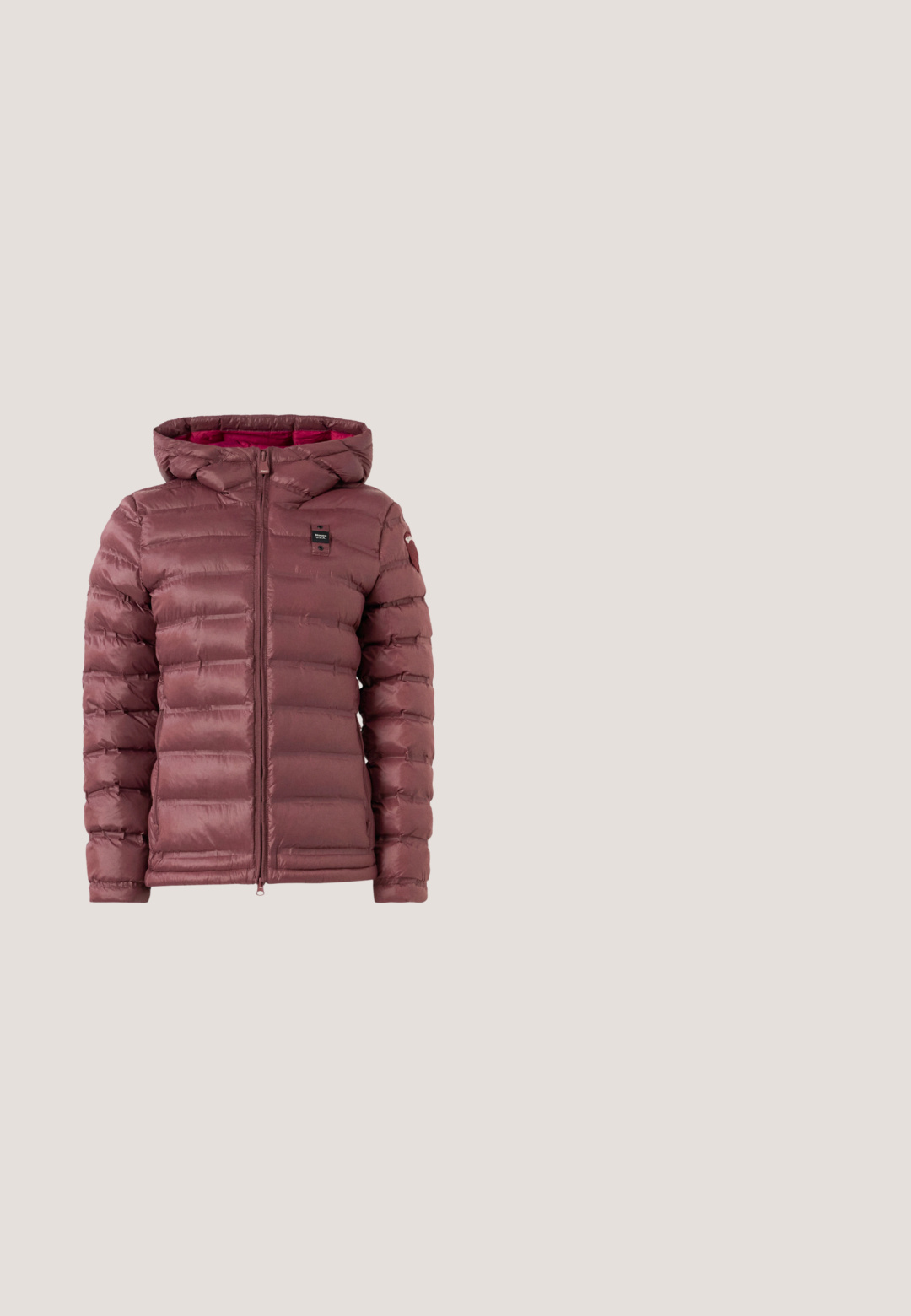 Pufferjakke i mauve med lynlås foran, hætte og horisontalt quiltet mønster. Har et logo på den øverste venstre bryst og elastiske manchetter.; Hvid t-shirt med korte ærmer og retro blokbogstaver, der står "BILLABONG MAMIWATA SURF AFRICA" i orange, grøn og pink.; Lyseblå vide jeans lavet af denim, med metalliske pynt ved kanten og knapgylp.; Beige læderloafer med tekstureret overdel, dekorativ rem og lille hæl. Har et minimalistisk design og diskret logodetalje.; Beige Michael Kors shopper taske med logo mønster, to håndtag, aftagelig skulderrem og hængende lædermærke på ensfarvet baggrund.; Guld øreringe i øreringe med cremefarvede, blomsterformede og kløverformede vedhæng mod en hvid baggrund.