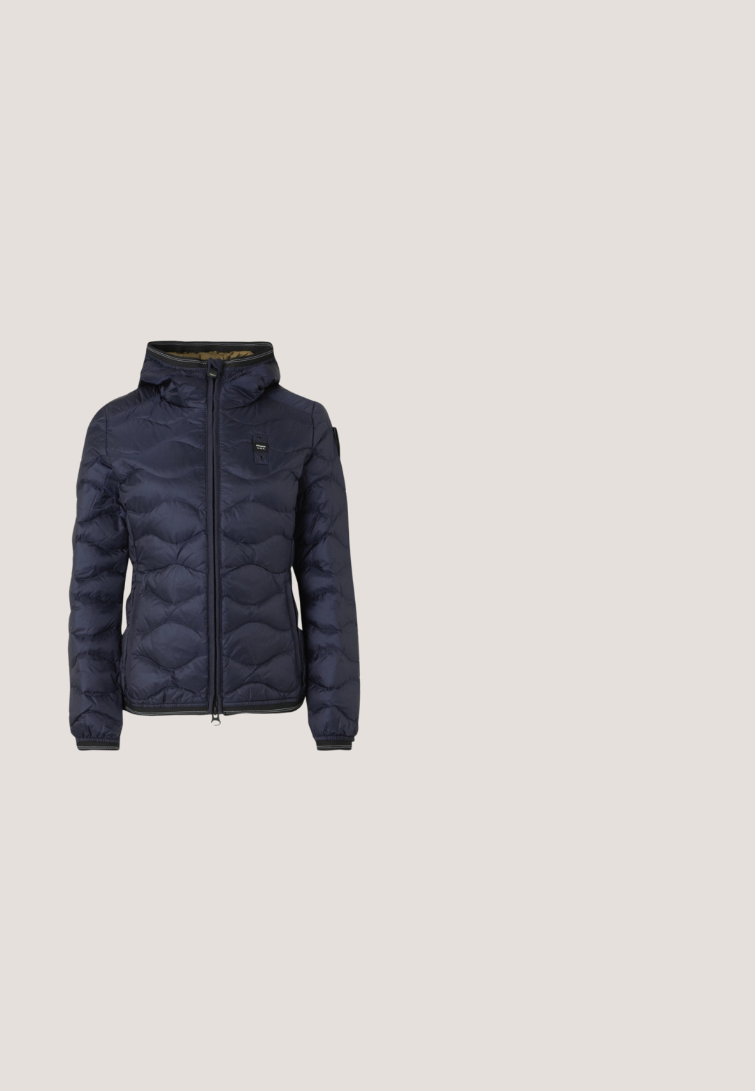 Veste matelassée navy avec un design matelassé, fermeture à glissière sur le devant et capuche. Elle présente des poignets élastiques et un petit patch logo sur la poitrine.; Sweat-shirt noir en mélange de coton, avec un col rond et des manches longues. Le devant présente un logo blanc "A|X" au centre. Texture lisse.; T-shirt gris ajusté à manches courtes avec un cœur rouge et un logo "D" argenté orné de petits clous sur la poitrine.; Jean en denim bleu clair avec une coupe droite, présentant de légers abrasements et un design traditionnel à cinq poches. Ceinture classique avec bouton.; Baskets en cuir blanc avec une semelle en caoutchouc, bout rond, lacets plats et des détails de logo discrets sur les côtés et à l'arrière. Texture lisse.; Sac en toile de couleur écrue avec impression noire. Il dispose de doubles poignées et d'une bandoulière détachable. Le texte comprend les détails de la marque et l'adresse.